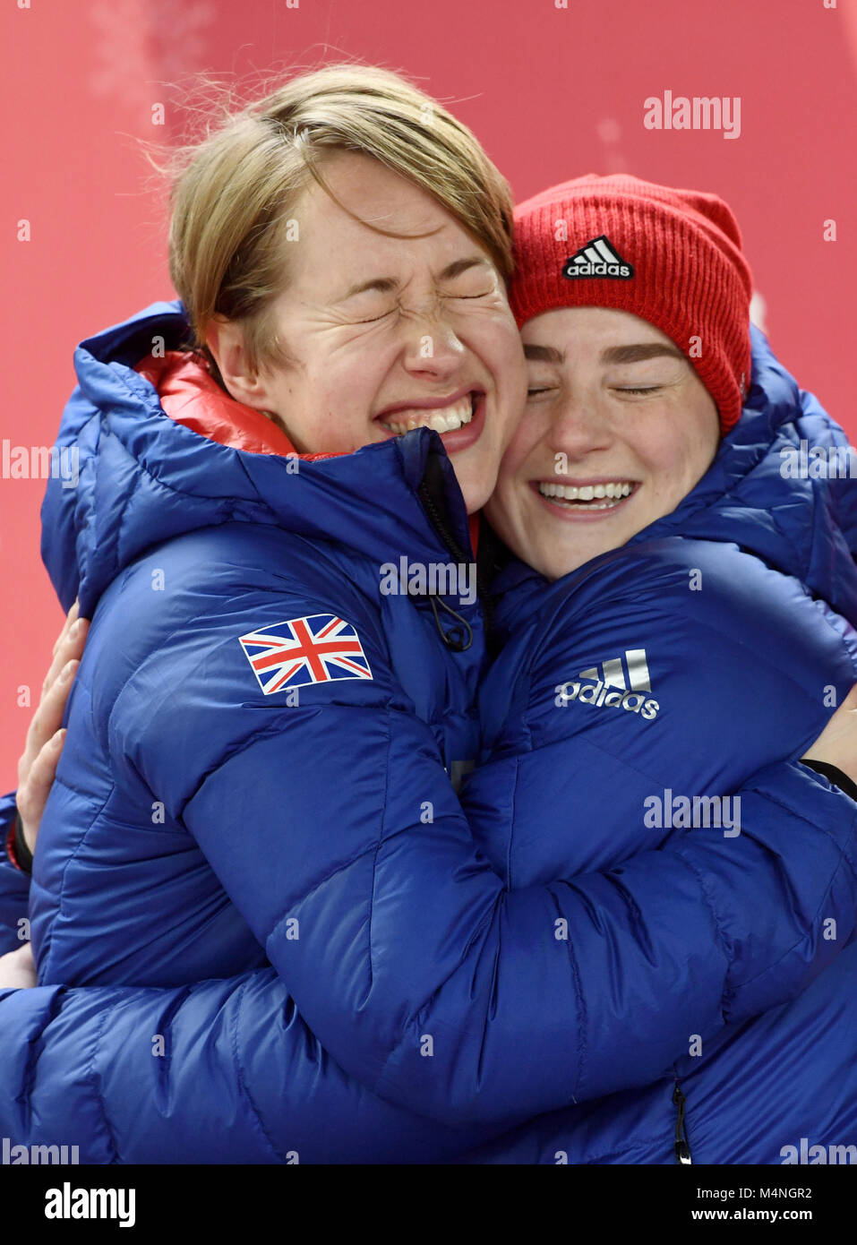 Lizzy Yarnold (L, Gold) und Laura Deas (Bronze) aus dem Vereinigten Königreich ihre Medaillen feiern auf dem Podium bei der Verleihung des Women's skeleton Ereignis in der alpensia Sliding Center in Pyeongchang, Südkorea, 17. Februar 2018. Foto: Tobias Hase/dpa Stockfoto