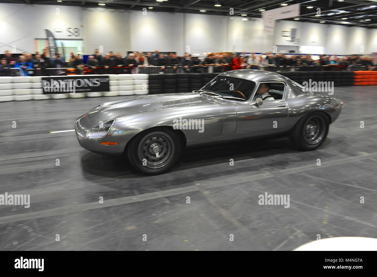 London, Großbritannien. 17 Feb, 2018. 1967 Jaguar E-Type Eagle Low Drag GT in der täglichen Promenade auf der Grand Parade an der London Classic Car Show, die auf ExCel London, Vereinigtes Königreich, angetrieben wird. Mehr als 700 der besten klassischen Autos der Welt werden auf der Messe reicht von Vintage pre-Krieg Tourer zu einem modernen Konzept Autos. Die Show bringt in rund 37.000 Besucher, angefangen von schweren Benzin Köpfe zu Menschen, die einfach nur wunderschön und klassische Fahrzeuge Liebe. Quelle: Michael Preston/Alamy leben Nachrichten Stockfoto