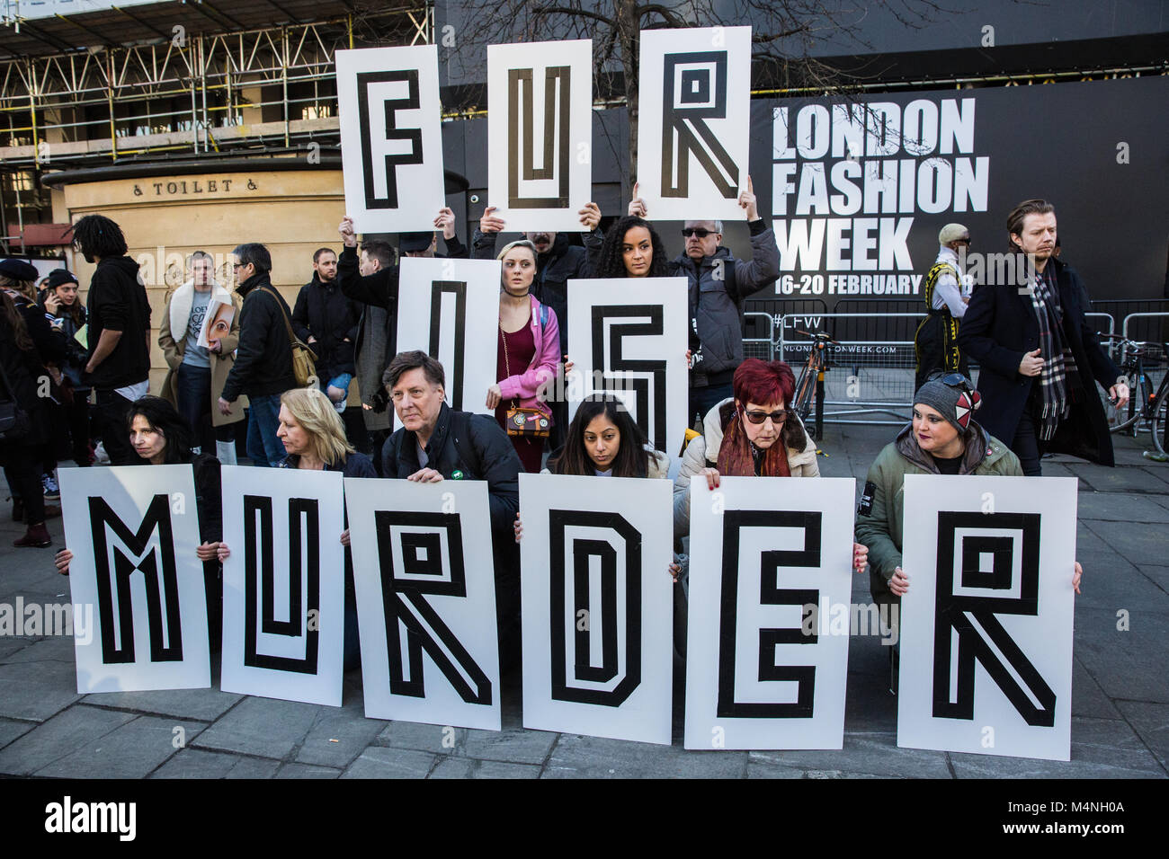 London, Großbritannien. 17. Februar, 2018. Tierschuetzer aus Überspannungsschutz Protest gegen die Verwendung von Pelz in Mode außerhalb von London Fashion Week. London Fashion Week bietet eine große Plattform für den Einsatz von Pelz in Mode trotz Labels wie Gucci, Jimmy Choo und Michael Kors haben im vergangenen Jahr angekündigt, dass fur nicht in ihren Sammlungen verwendet würden. Credit: Mark Kerrison/Alamy leben Nachrichten Stockfoto