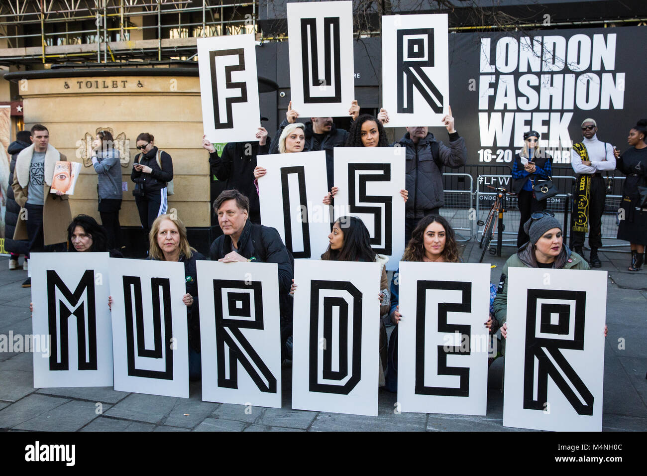 London, Großbritannien. 17. Februar, 2018. Tierschuetzer aus Überspannungsschutz Protest gegen die Verwendung von Pelz in Mode außerhalb von London Fashion Week. London Fashion Week bietet eine große Plattform für den Einsatz von Pelz in Mode trotz Labels wie Gucci, Jimmy Choo und Michael Kors haben im vergangenen Jahr angekündigt, dass fur nicht in ihren Sammlungen verwendet würden. Credit: Mark Kerrison/Alamy leben Nachrichten Stockfoto