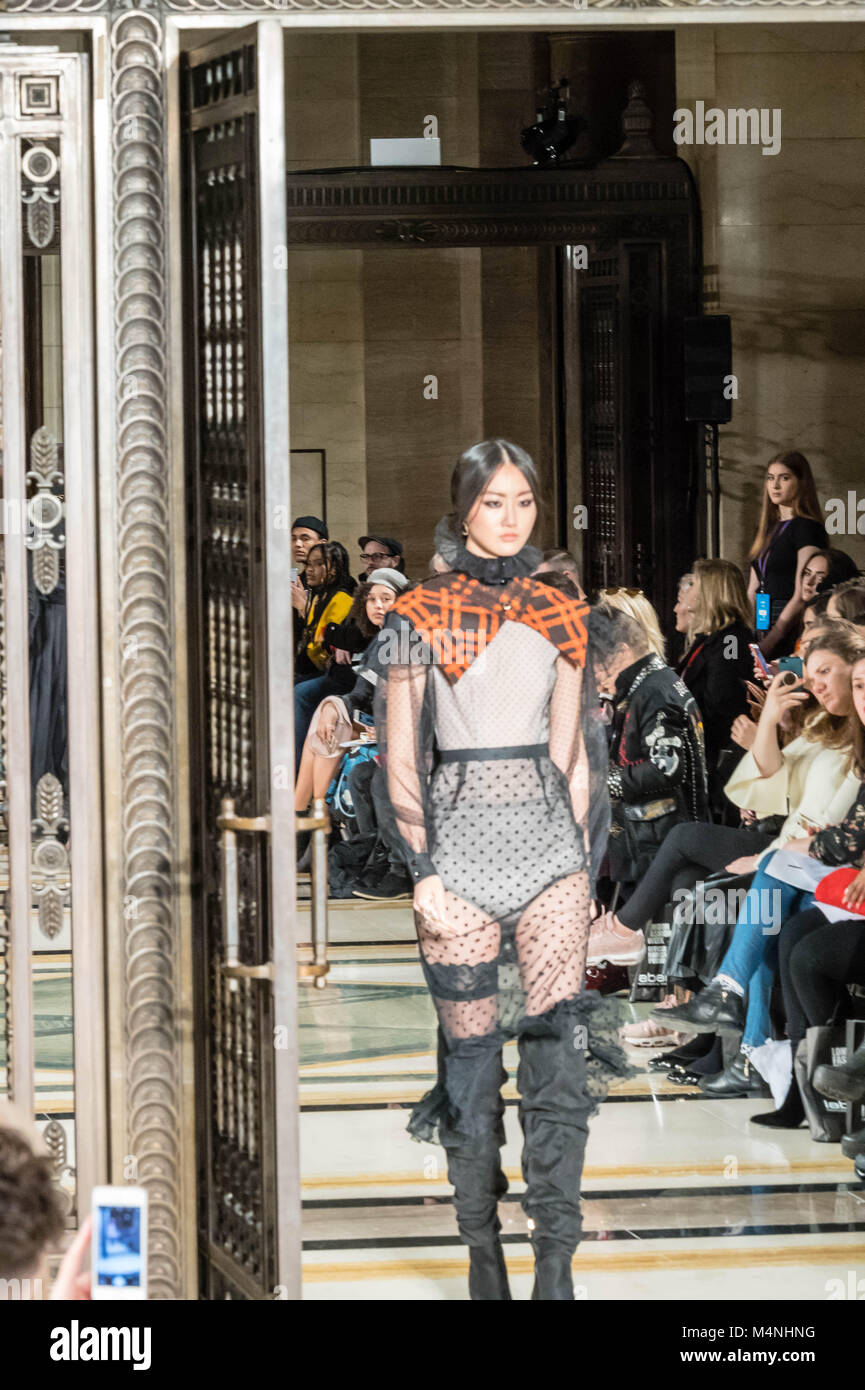 . London Fashion Week JIRI KALFAR eine tschechische Designer Modenschau Fashion Scout, Freimaurer's Hall, London. Kredit Ian Davidson/Alamy leben Nachrichten Stockfoto
