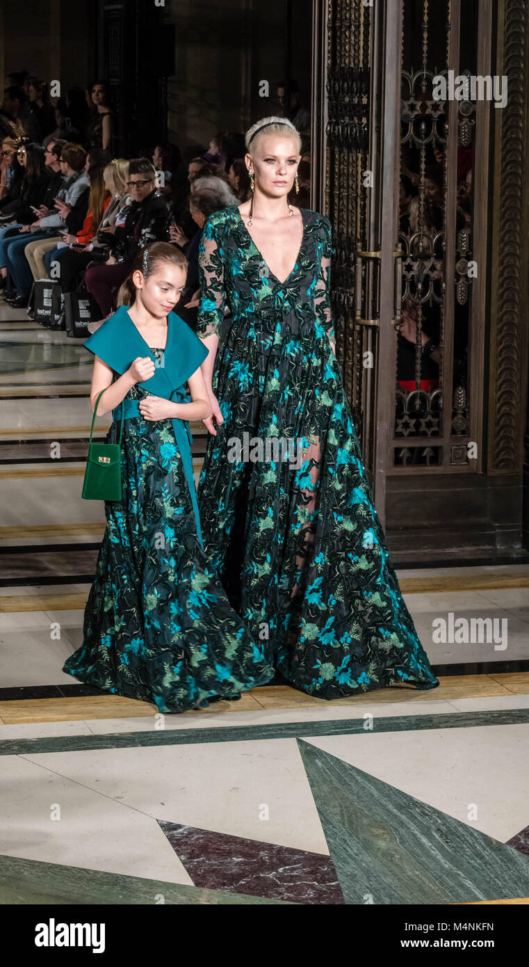 . London Fashion Week, Fashion Scout die Modenschau von OLGA ROH, ein schweizer Fashion Designer, der Ihre Show mit klassischen Tänzer in einer beeindruckenden Präsentation unterbrochen. Kredit Ian Davidson/Alamy leben Nachrichten Stockfoto