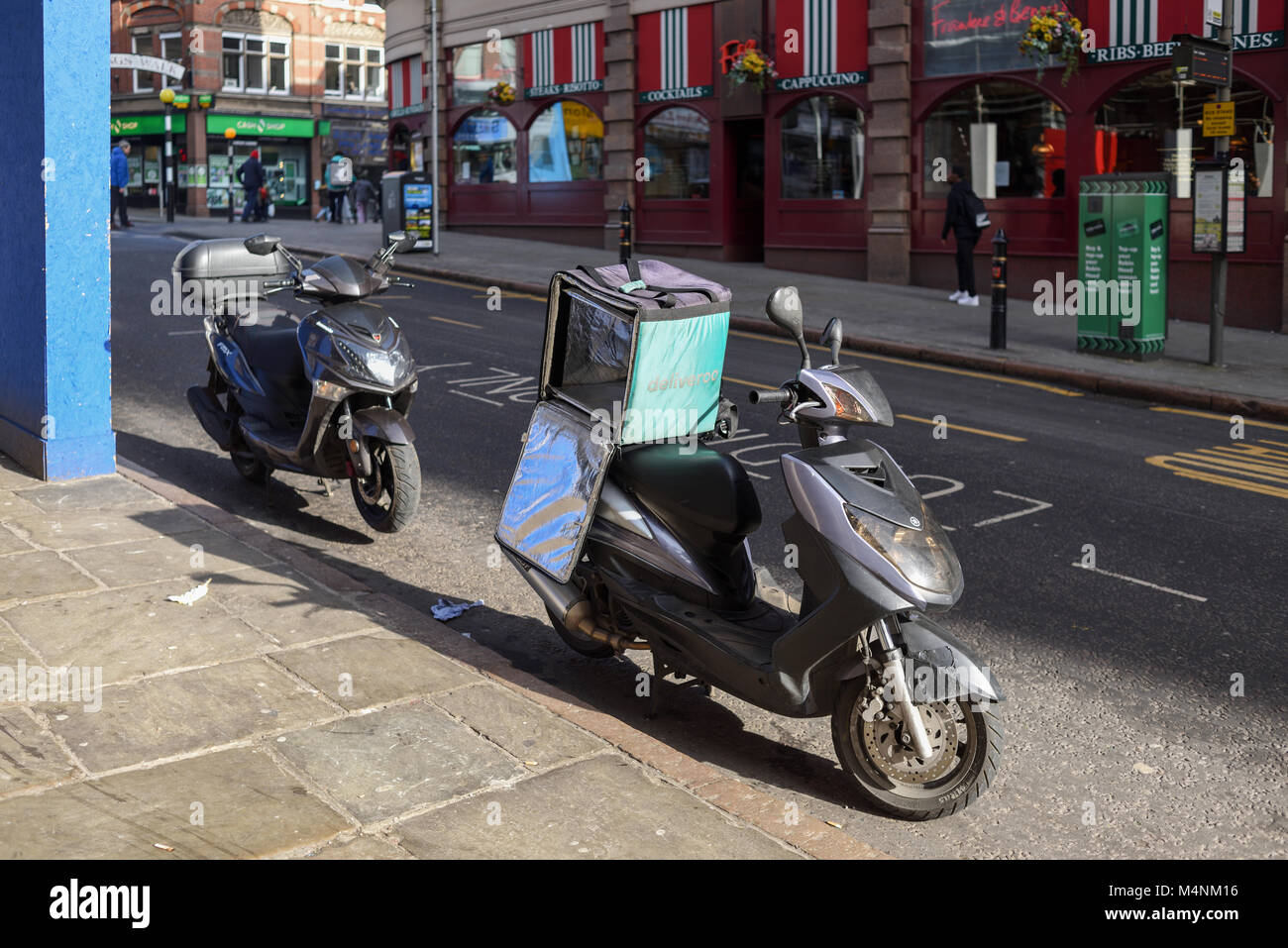 Deliveroo Moped Geparkt auf Stadt Straße in Nottingham, UK. Stockfoto