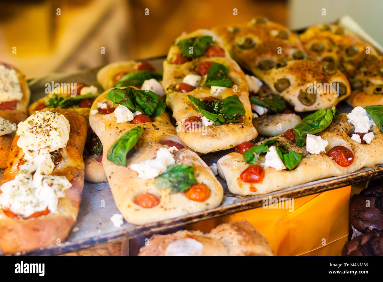 Bündel fesh Pizza Brot in einem italienischen Bäckerei. Stockfoto