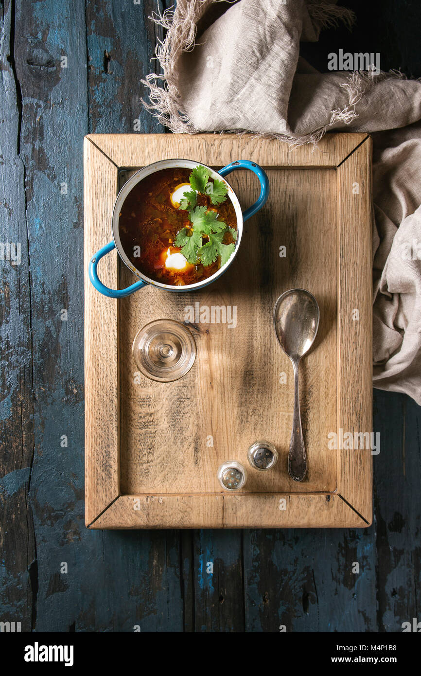 Pan der traditionellen Rote-Bete-Suppe Borschtsch mit saurer Sahne und ...