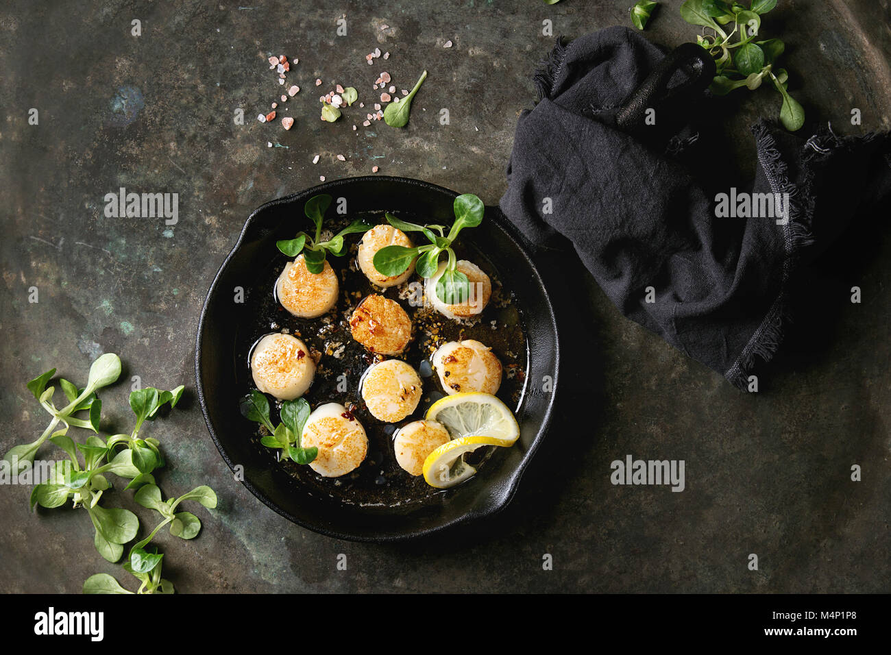 Gebratene Jakobsmuscheln mit Butter Zitrone pikante Sauce aus Guss mit ... Gebratene Jakobsmuscheln mit Butter Zitrone pikante Sauce aus Guss mit ...