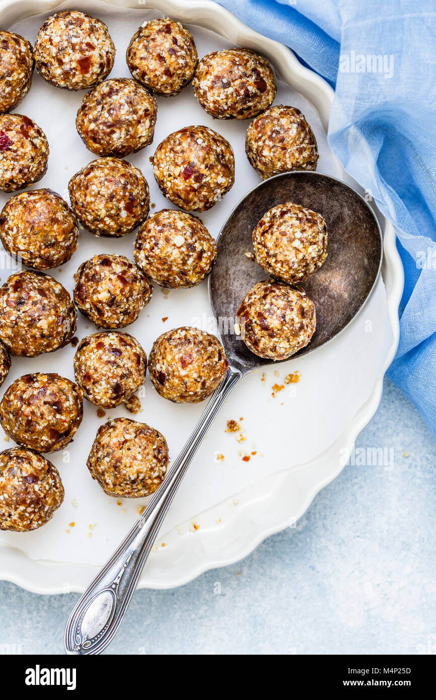 Keine Termine Backen Granola Energie Kugeln mit Hafer, Termine, Cashew Nüsse und Mandeln Stockfoto