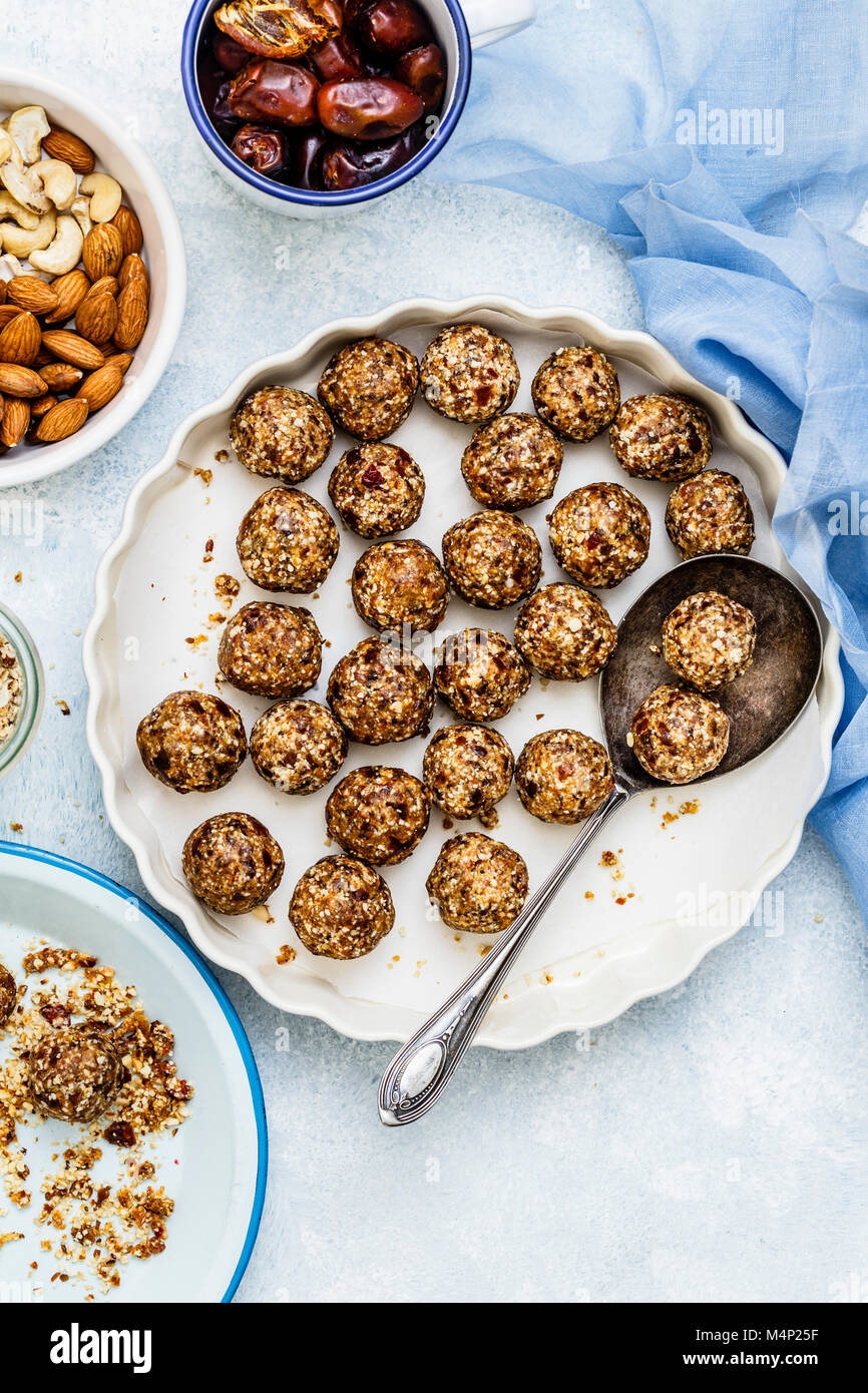 Keine Termine Backen Granola Energie Kugeln mit Hafer, Termine, Cashew Nüsse und Mandeln Stockfoto