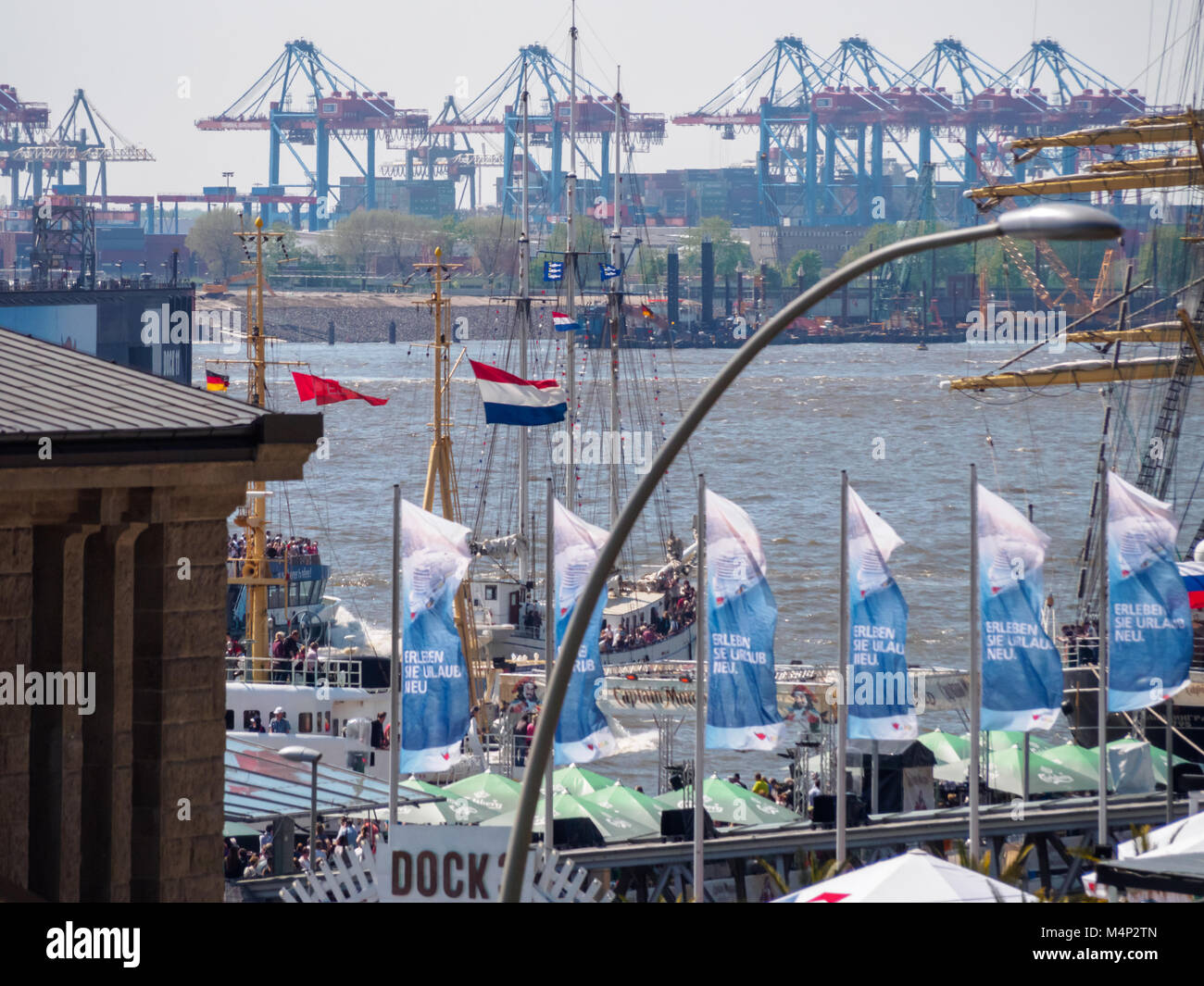 Hamburg, Deutschland - Mai 07, 2016: Der Hafen von Geburtstag in Hamburg gefeiert wird mit einer Menge von wehenden Fahnen. Stockfoto