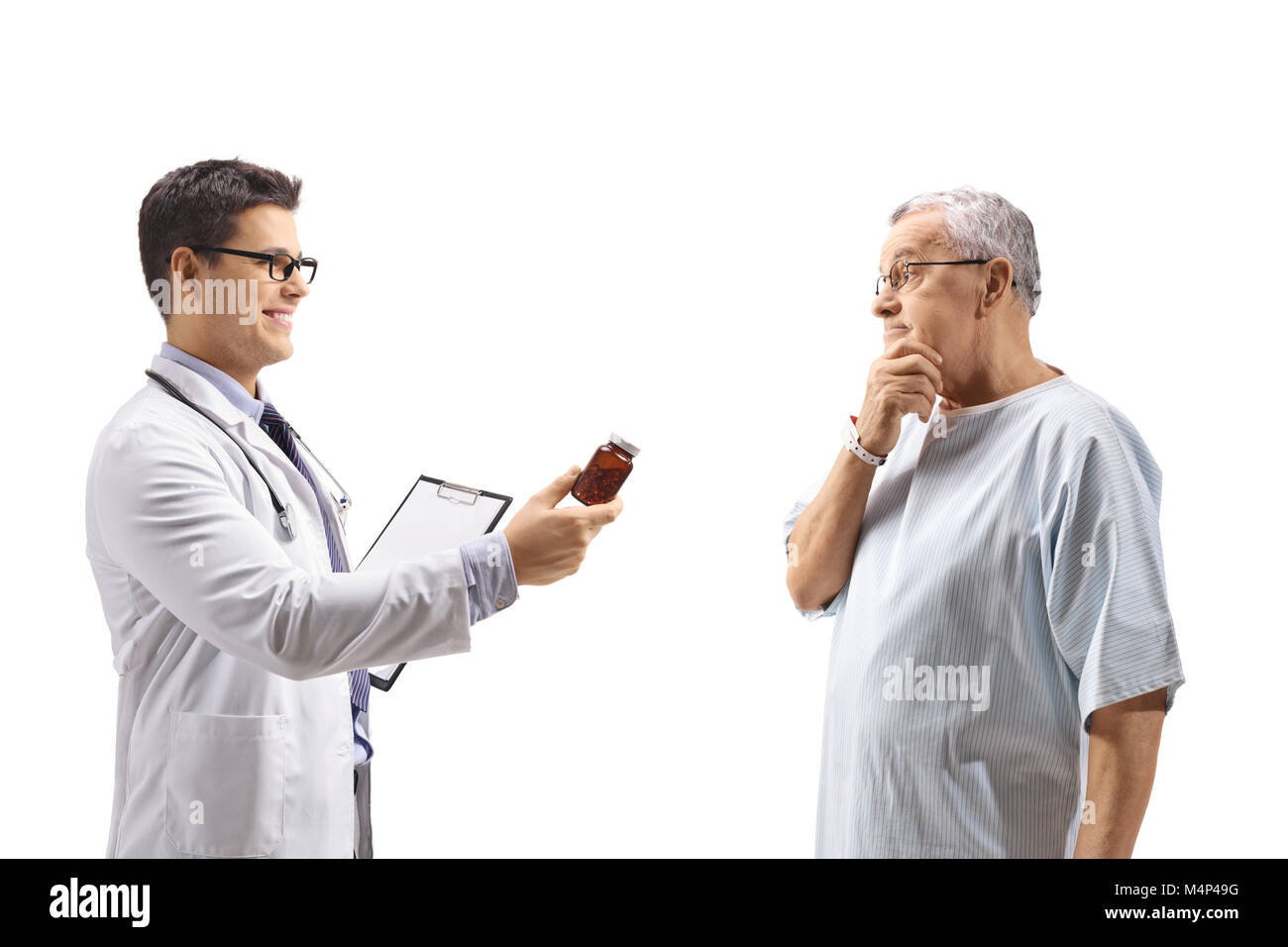 Arzt, der eine Flasche Pillen zu einem betroffenen älteren Patienten auf weißem Hintergrund Stockfoto