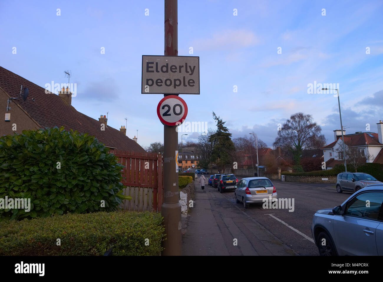 Ein Zeichen mit einem 20 Meilen pro Stunde Höchstgeschwindigkeit und Wissen der älteren Menschen in der Gegend zu sein. Stockfoto