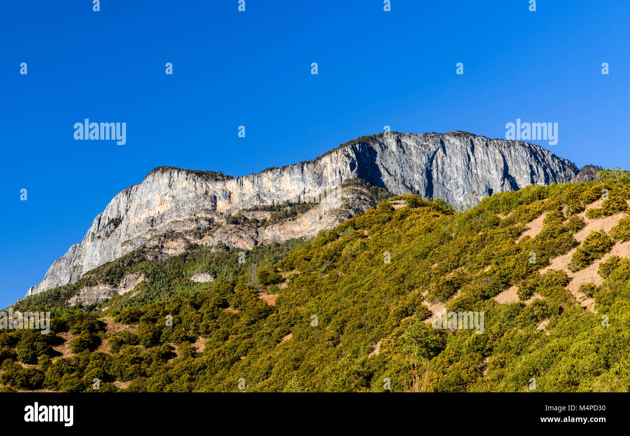 Einer der Berggipfel mit Blick auf den Lugu See in Yunnan, China. Es war ein massiver Felsen. Stockfoto