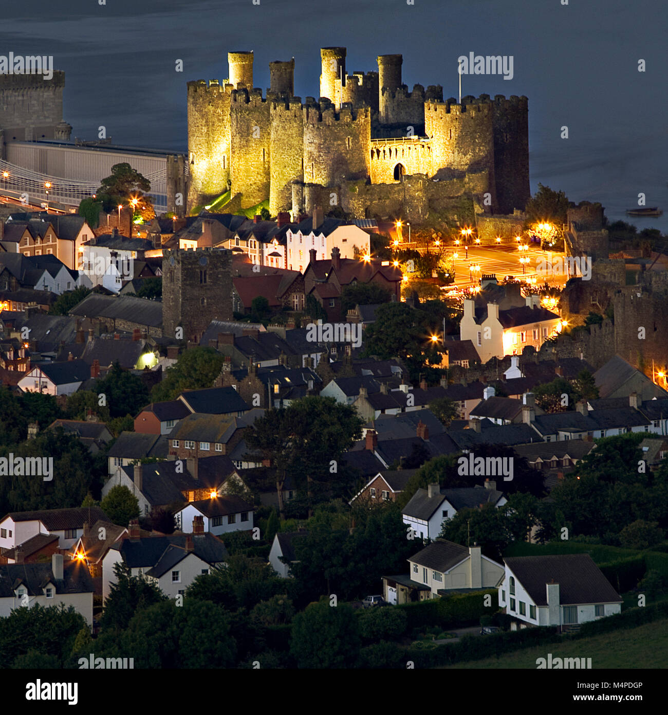 Conway Castle und Häuser, North Wales Küste bei Dämmerung Stockfoto