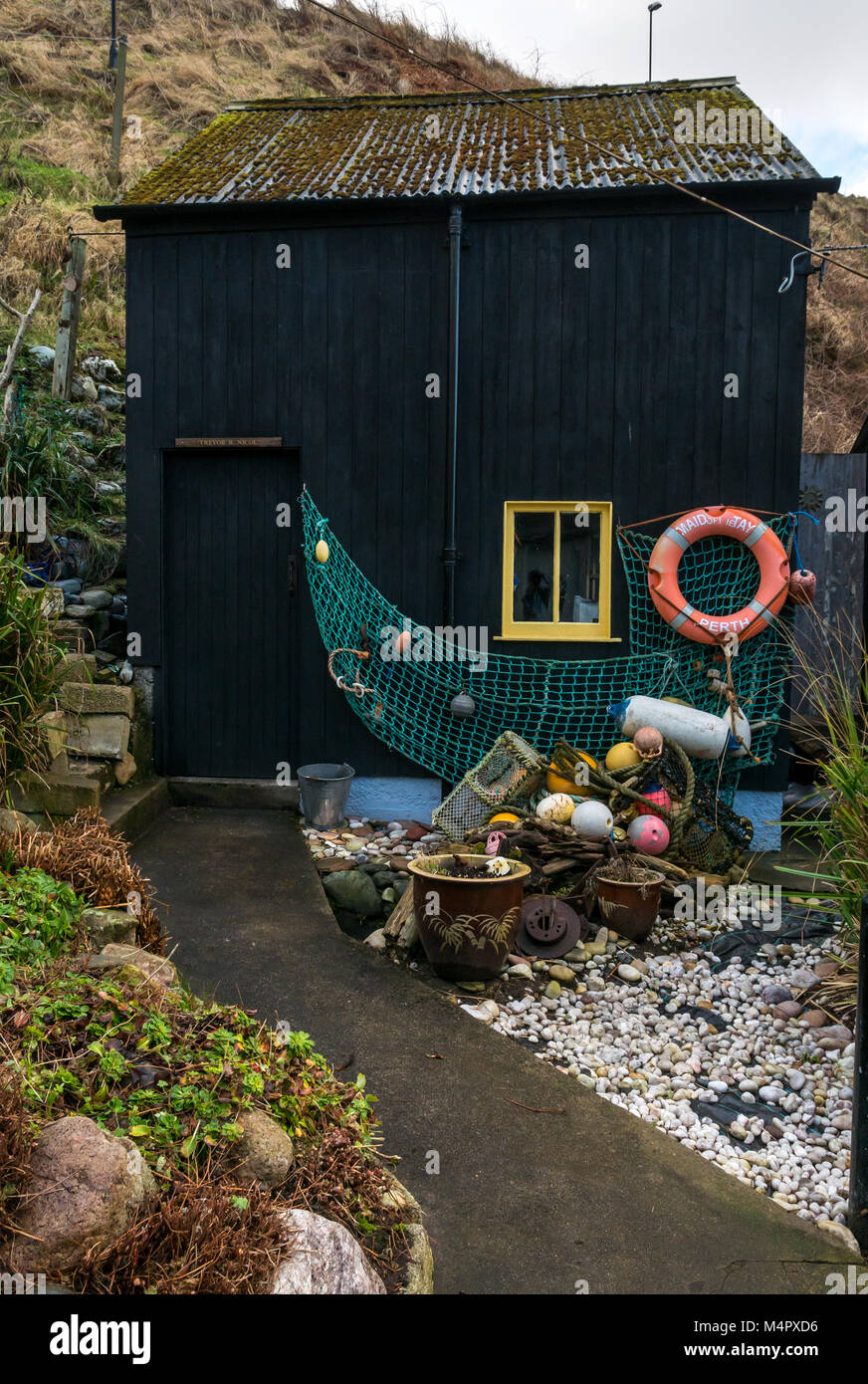 Kleine net speichern oder mit Rettungsring und Netze, Gardenstown, Aberdeenshire, Schottland, Großbritannien Stockfoto