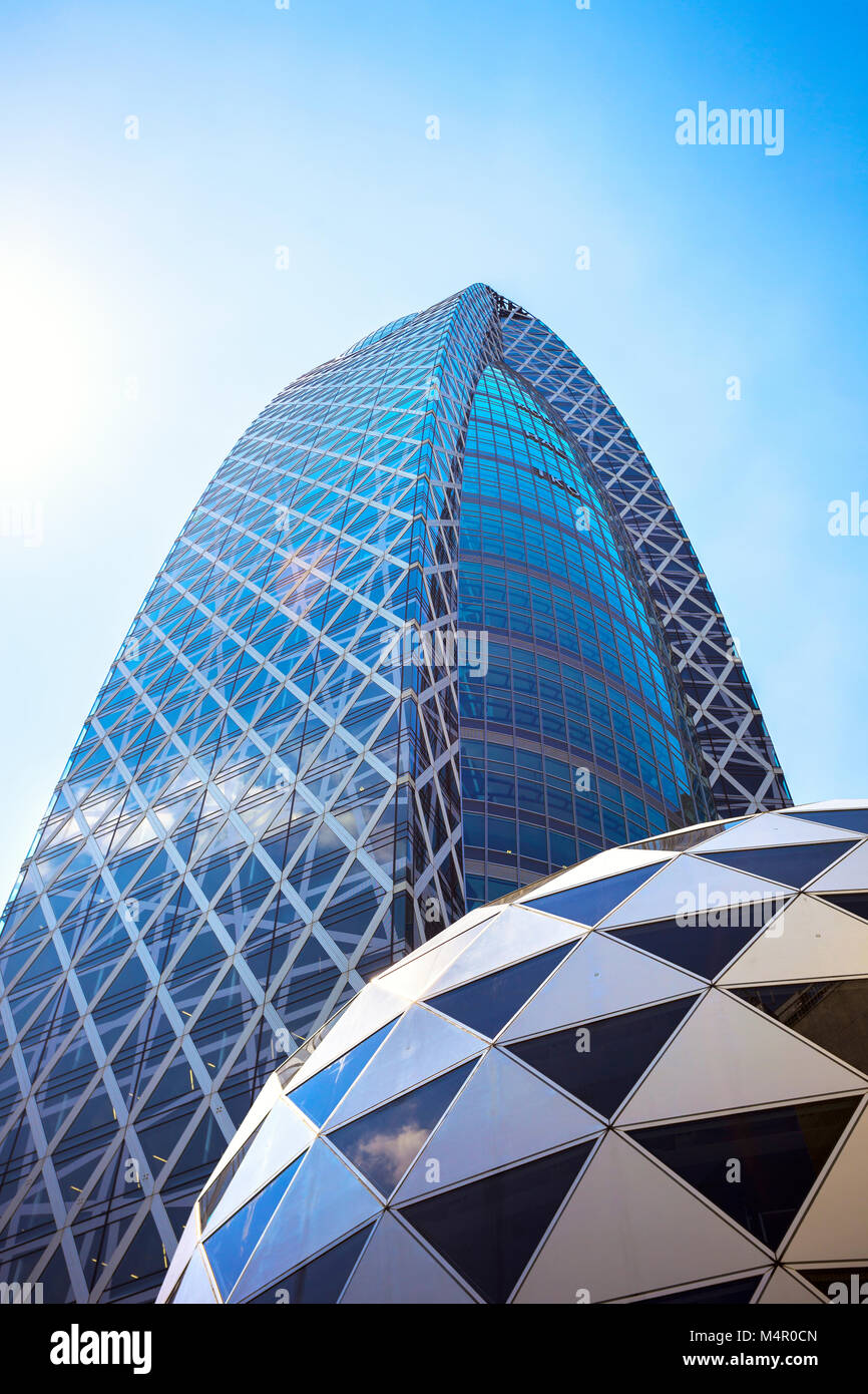 Tokio - Juni 4, 2010: Mode Gakuen Cocoon Tower am 4. Juni 2010 in Tokio. Es ist 204 Meter hoch und, wie der Name schon sagt, ähnelt die seidige Home von v Stockfoto