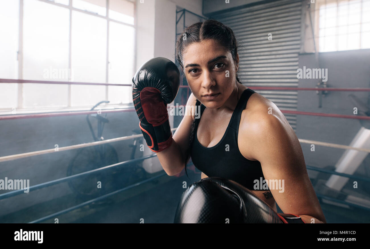 Weibliche Boxer üben ihr bewegt sich in einem Boxen Studio. Nahaufnahme eines weiblichen Boxer tun Schattenboxen in einem Boxring. Stockfoto