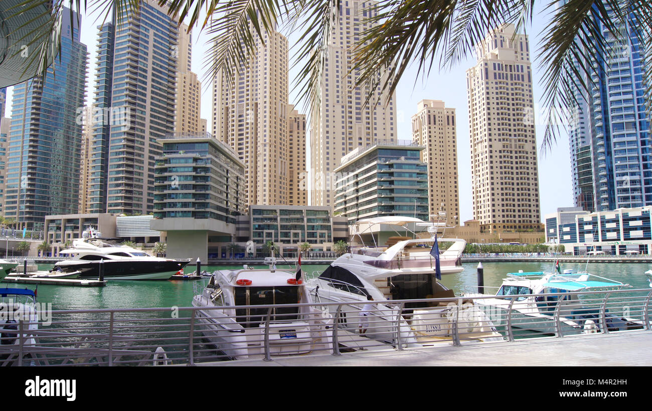 DUBAI, VEREINIGTE ARABISCHE EMIRATE - April 2nd, 2014: Blick auf den Jachthafen von Dubai Wolkenkratzer und die meisten Luxus superyacht Marina Stockfoto