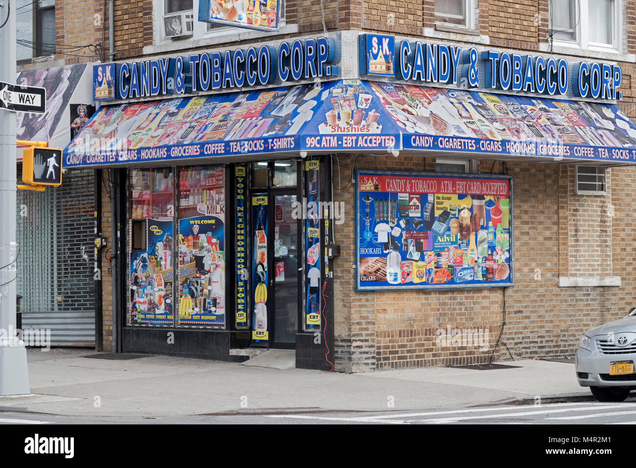 Die s.k CANDY & TOBACCO CORP. Ecke Bodega auf 101 Avenue in Richmond Hill, Queens, NY, eine multi-ethnische Nachbarschaft. Stockfoto