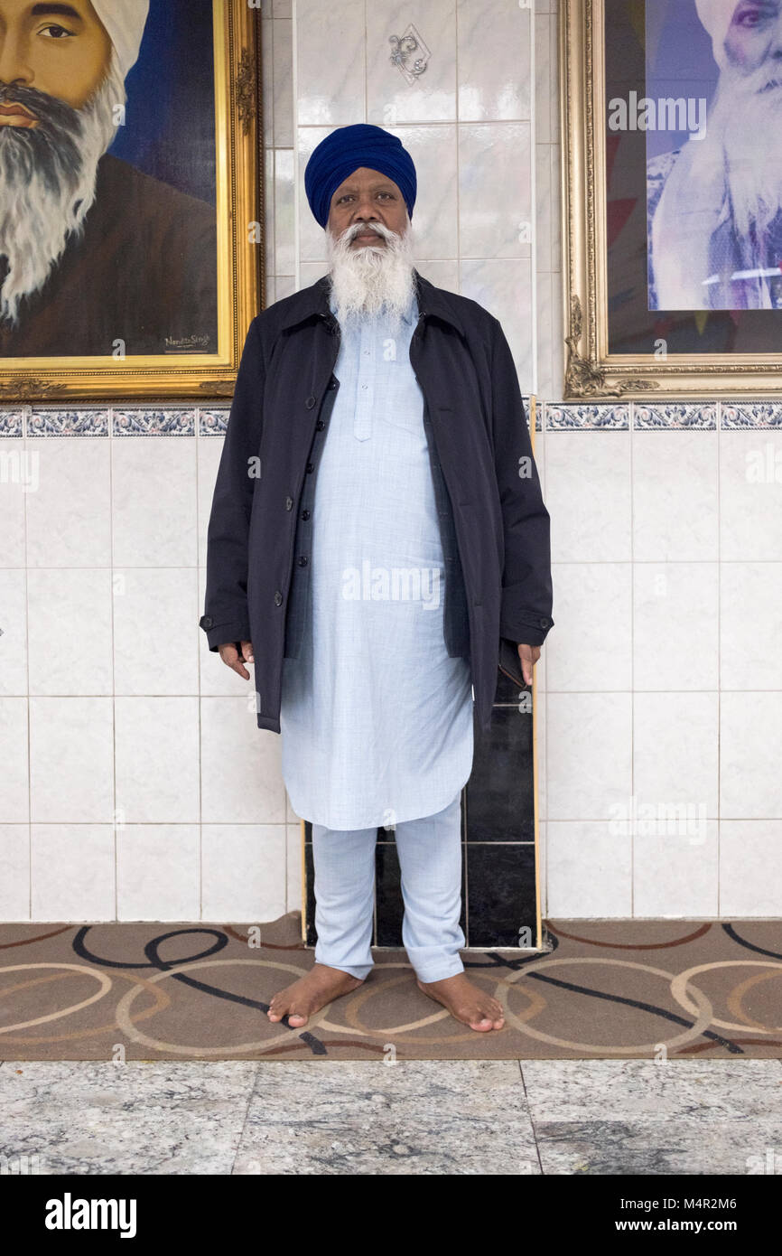 Portrait eines älteren indischen Sikh Mann in einem Turban in der Baba Makhan Shah Lobana Sikh Center auf 101 Avenue in Richmond Hill, Queens, New York Ci Stockfoto