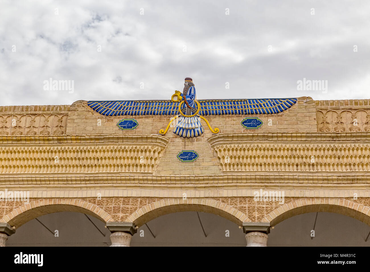 Faravahar auf dem zoroastrischen Tempel in Yazd Stockfoto