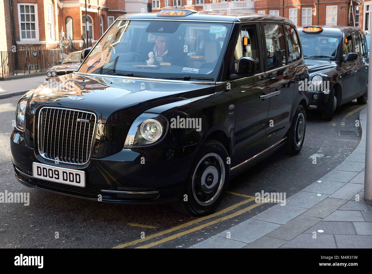 Die schwarzen Londoner cab hat grüne gegangen als neue elektrische Taxi Harrods in Knightsbridge wartet die Passagiere auf den Straßen der Hauptstadt zu nehmen. Stockfoto