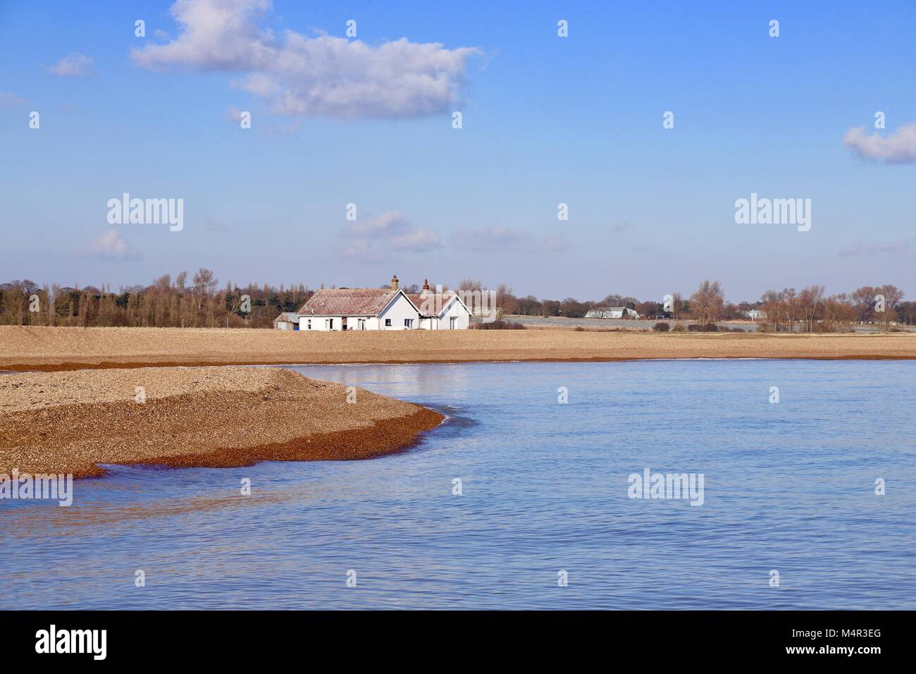 Helle Winter Sonnenschein und blauer Himmel bei Shingle Street in der Nähe von Woodbridge, Suffolk, Großbritannien. Stockfoto