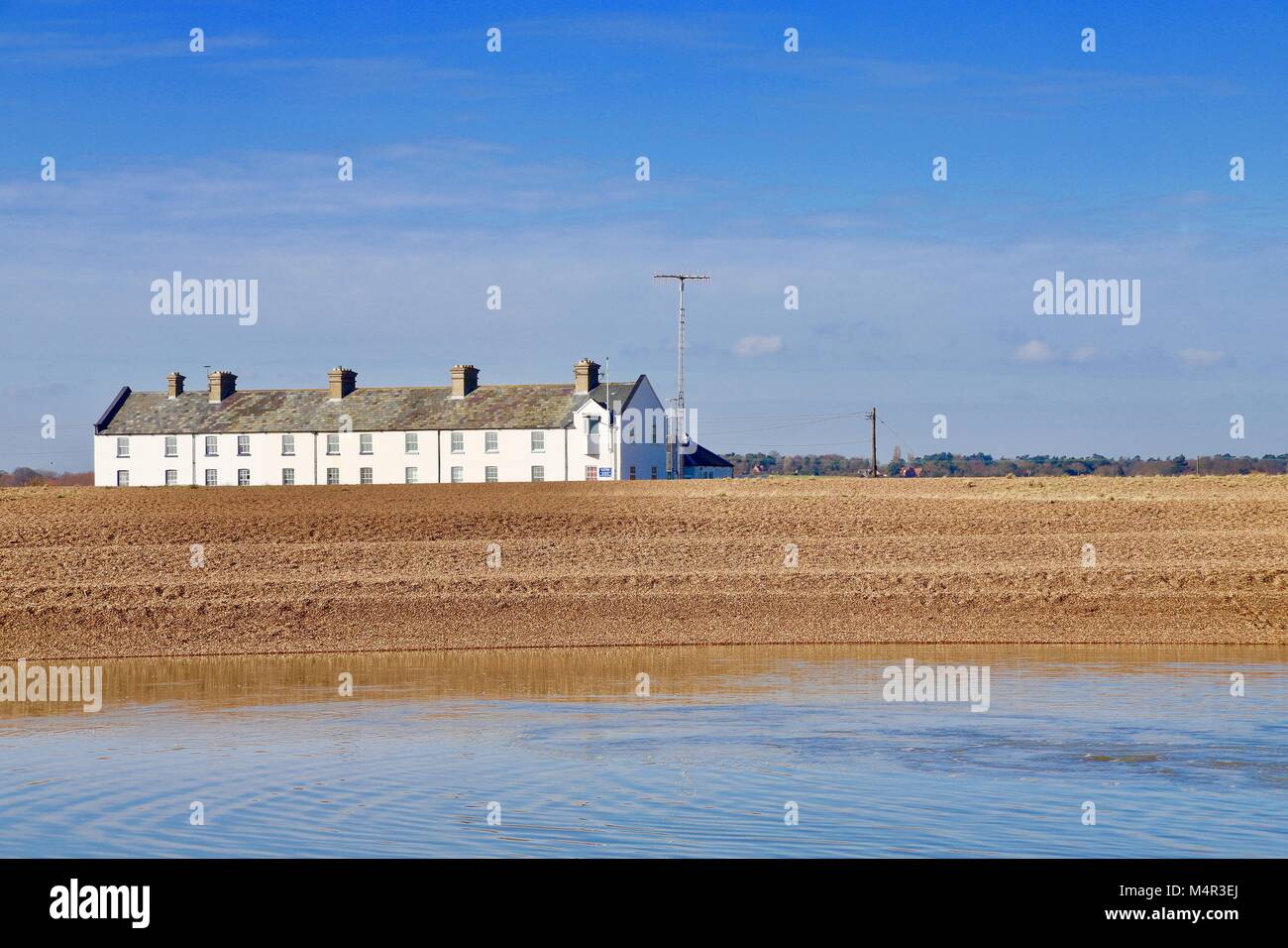 Helle Winter Sonnenschein und blauer Himmel bei Shingle Street in der Nähe von Woodbridge, Suffolk, Großbritannien. Stockfoto