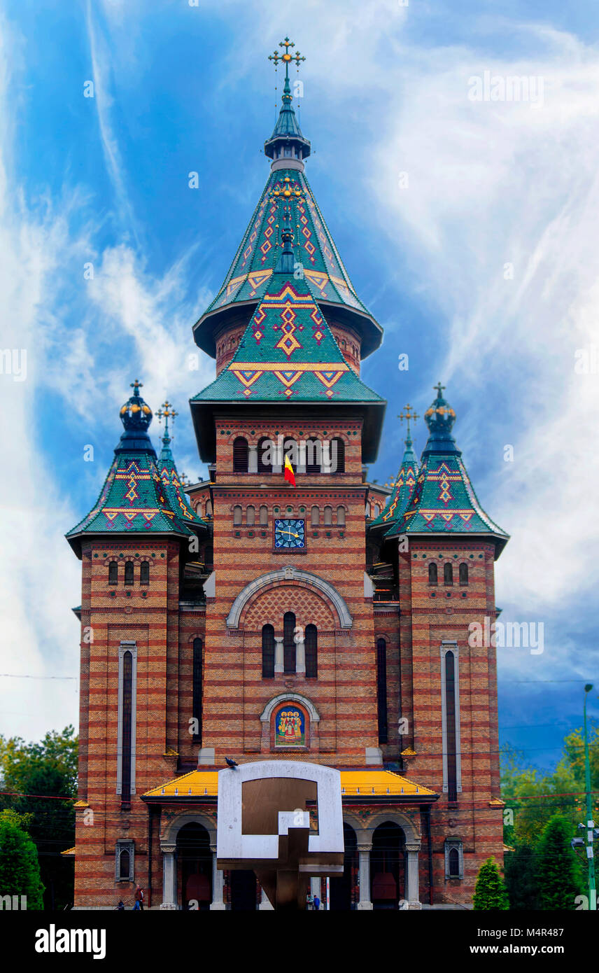 TIMISOARA, Rumänien - 15 Oktober 2016 Blumenschmuck auf dem Siegesplatz, mit orthodoxen Kathedrale Stockfoto