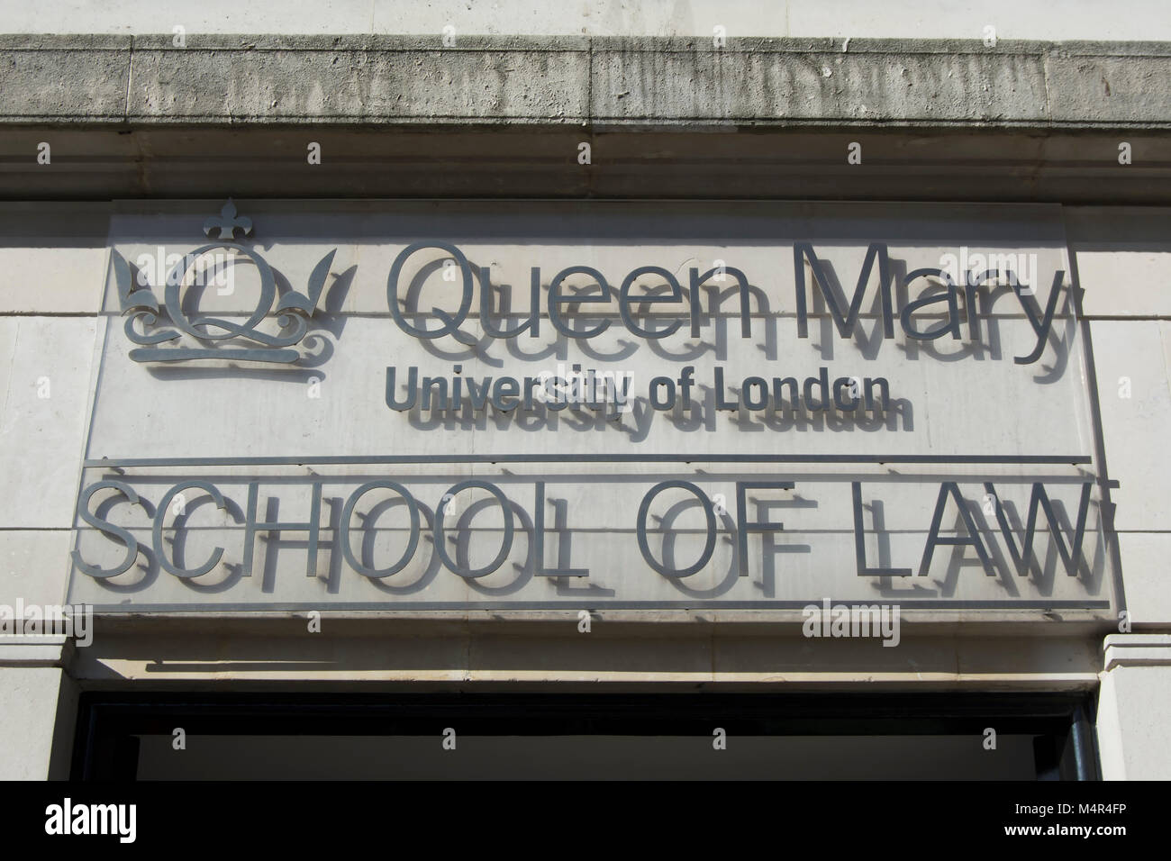 Eingangsschild an der Queen Mary Schule des Gesetzes, auf Lincoln's Inn Fields und Teil der Universität von London. Stockfoto