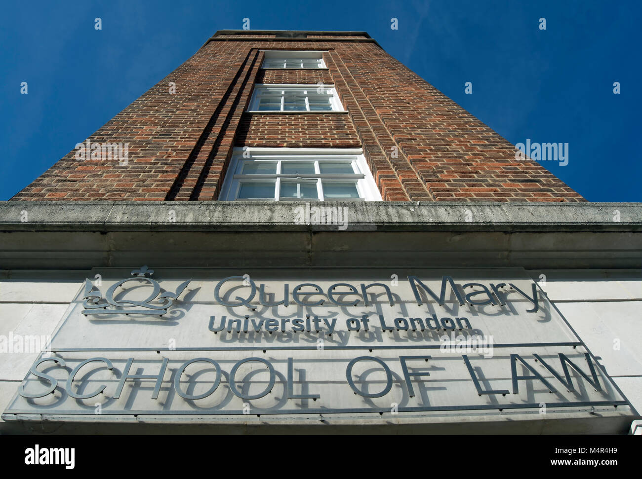 Eingangsschild an der Queen Mary Schule des Gesetzes, auf Lincoln's Inn Fields und Teil der Universität von London. Stockfoto