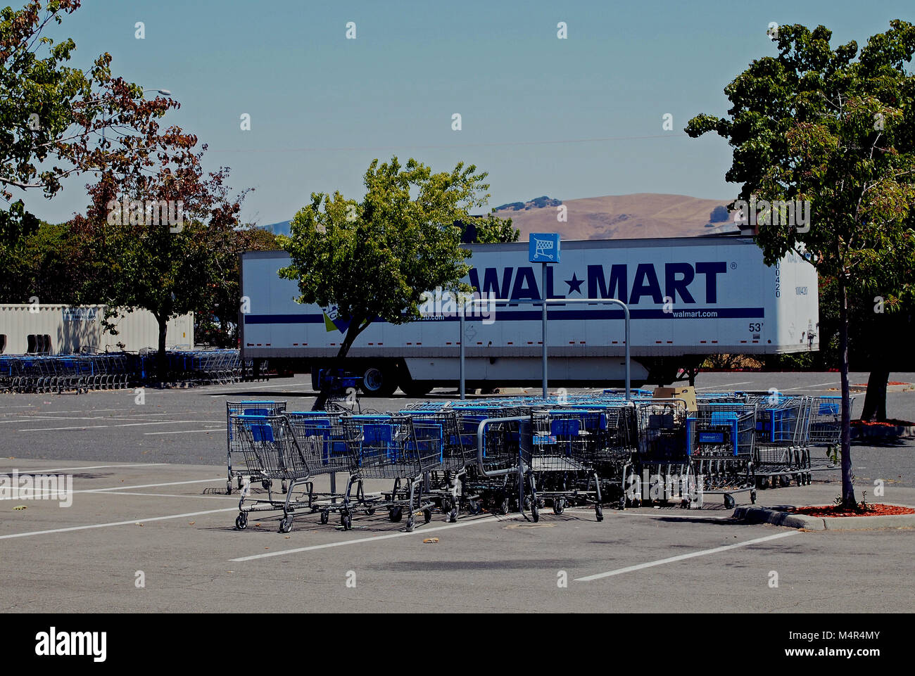 Anhänger und Einkaufswagen von Walmart Store, Union City, Kalifornien Stockfoto