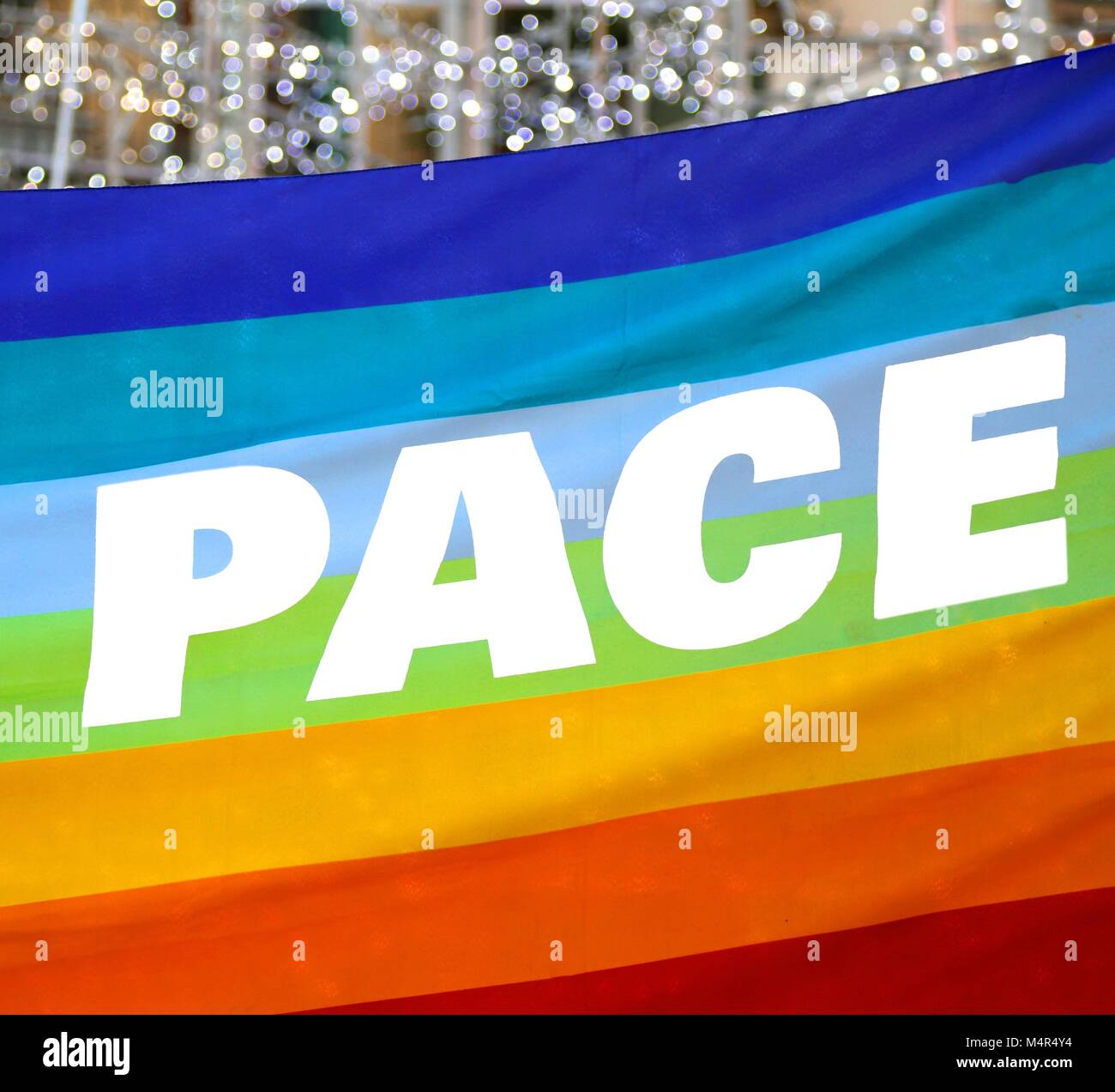 Regenbogen Flagge mit Text TEMPO, das heißt Frieden in italienischer Sprache Stockfoto