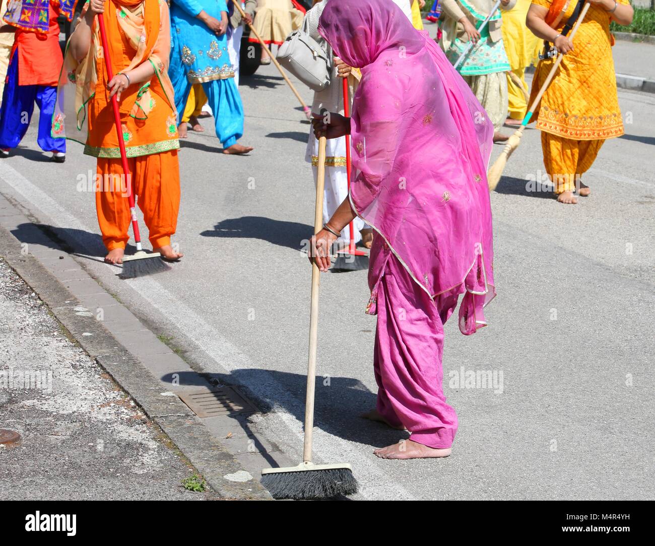 Sikh Religion Frauen während der Zeremonie entlang der Straßen der Stadt, während auf der Straße Stockfoto Sikh Religion Frauen während der Zeremonie entlang der Straßen der Stadt, während auf der Straße Stockfoto