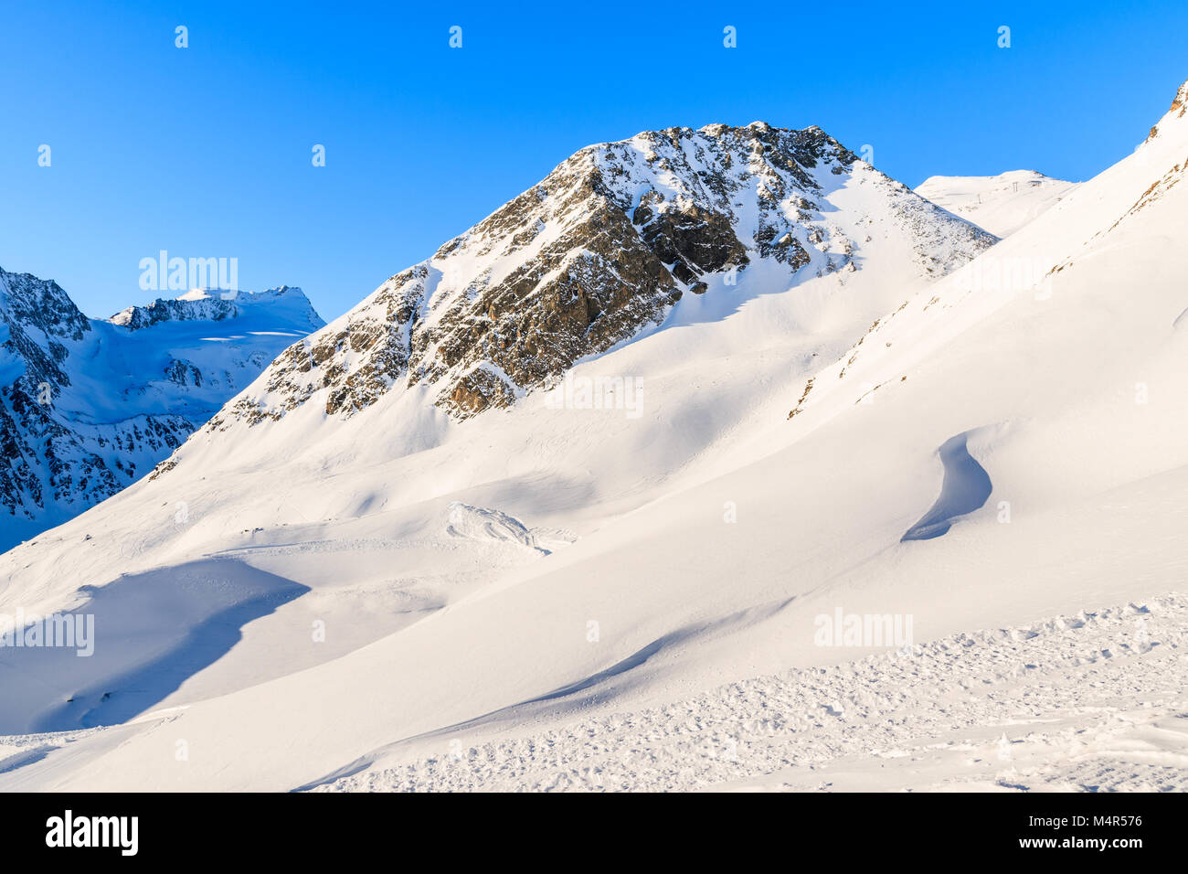 Berge mit Schnee bedeckt in Sölden Skigebiet am schönen, sonnigen Wintertag, Tirol, Österreich Stockfoto