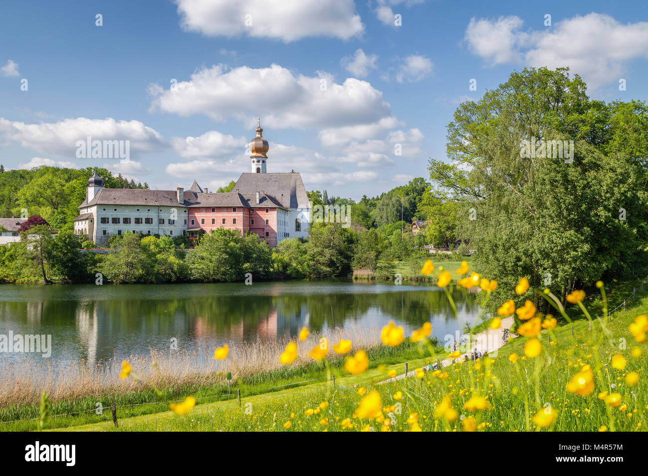 Klassische Ansicht der berühmten Augustiner Kloster Hoglworth an einem schönen sonnigen Tag mit blauen Himmel und Wolken im Sommer, Bayern, Deutschland Stockfoto