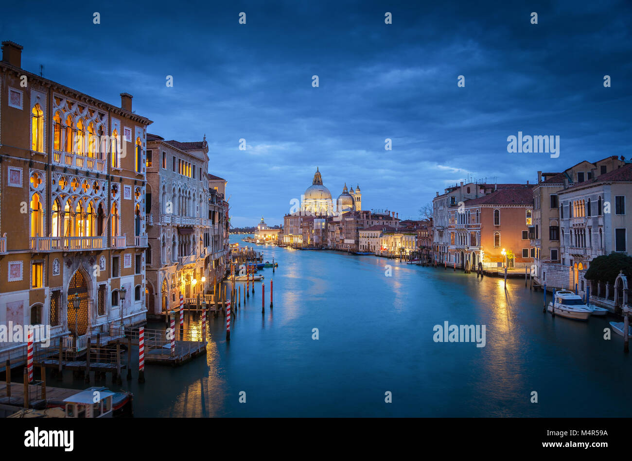 Klassische Ansicht der berühmten Canal Grande mit historischen Basilika di Santa Maria della Salute im Hintergrund in der Dämmerung, Venedig, Italien Stockfoto