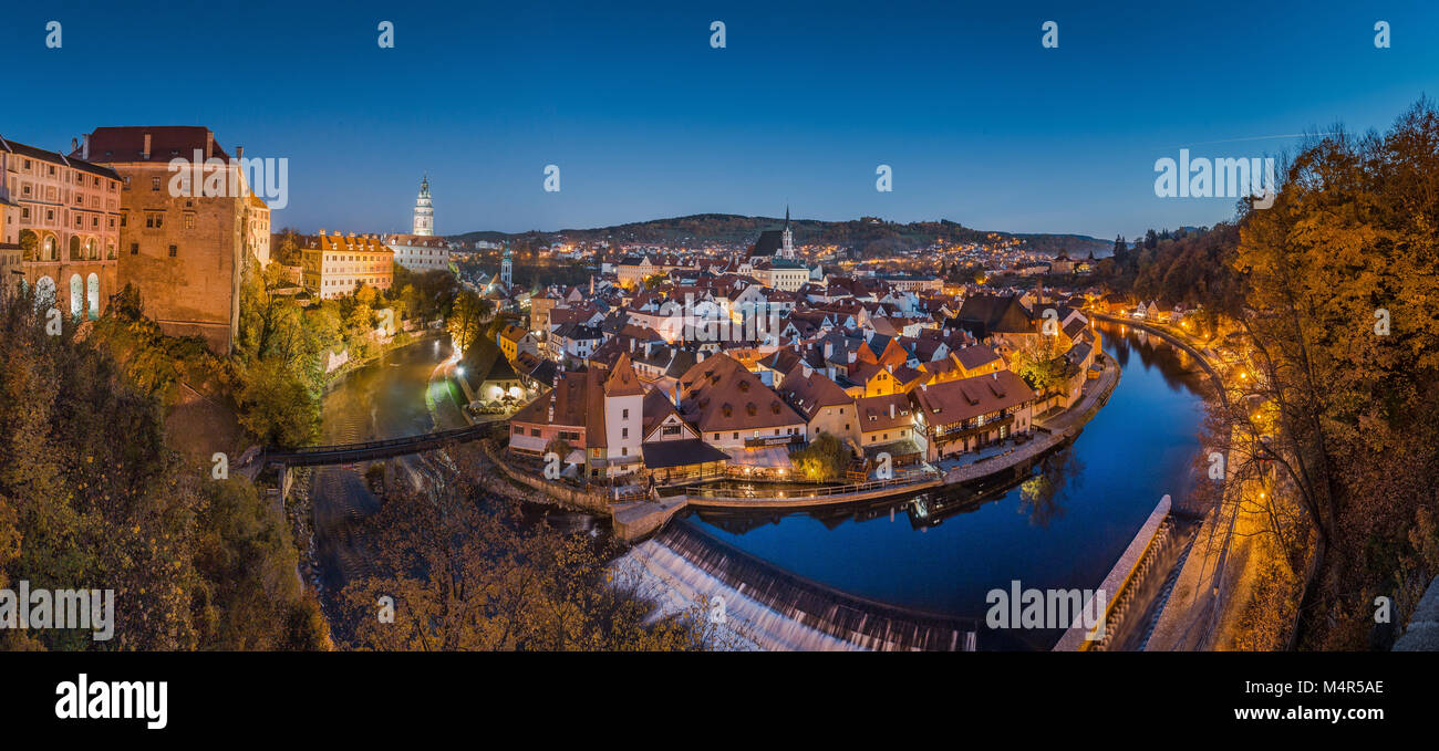 Panoramablick Auf Die Historische Stadt Krumau Mit Dem Ber hmten panoramablick-auf-die-historische-stadt-krumau-mit-dem-ber-hmten