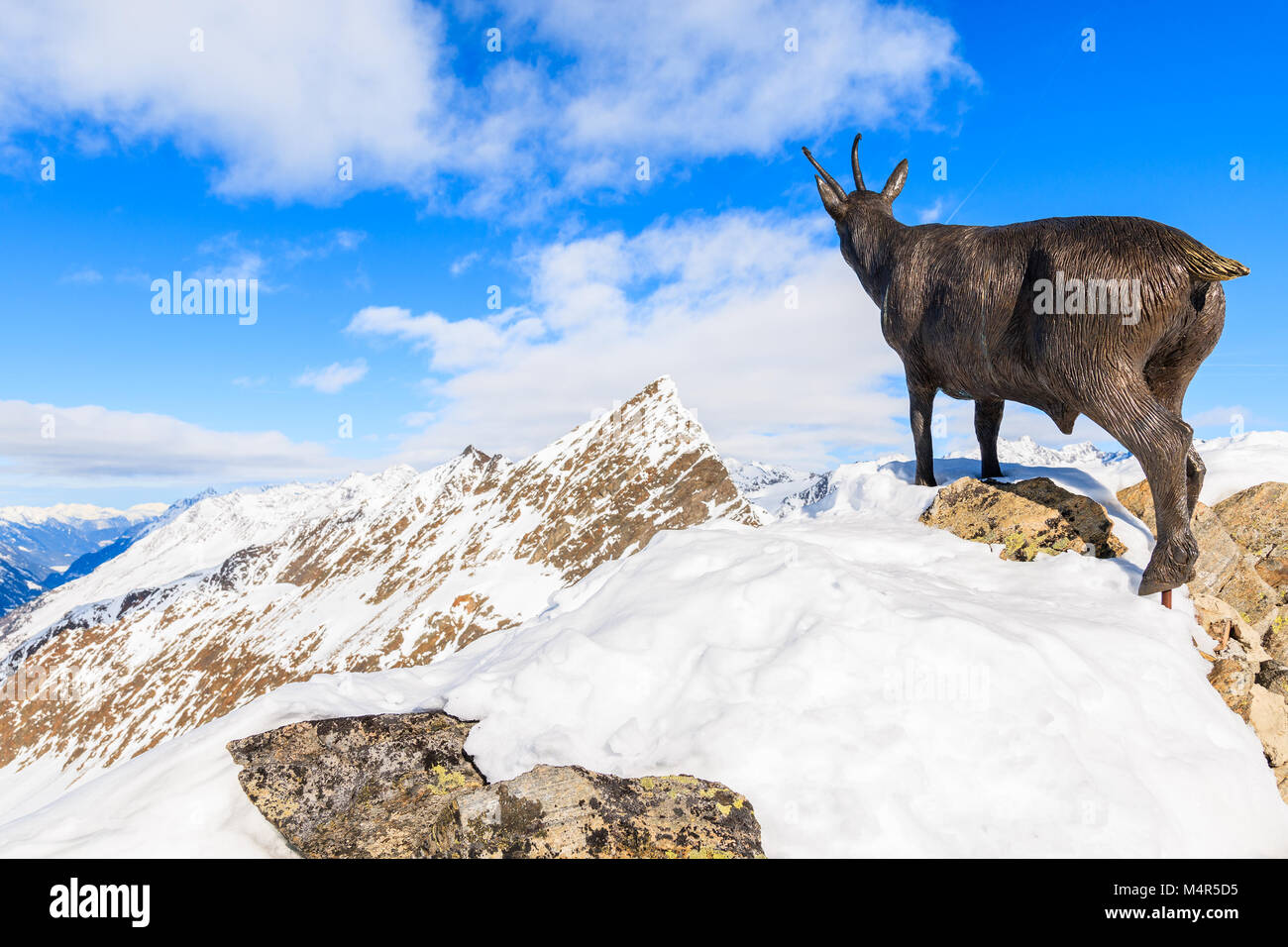 HOCHGURGL - Skigebiet Obergurgl, Österreich - Jan 31, 2018: Chamois Skulptur auf Rock im Winter im Skigebiet Hochgurgl-Obergurgl, Tirol, Austri Stockfoto