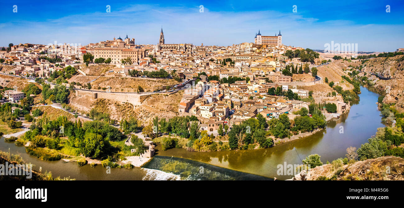 Panoramablick auf die historische Altstadt von Toledo mit Fluss Tajo in Kastilien-La Mancha, Spanien Stockfoto