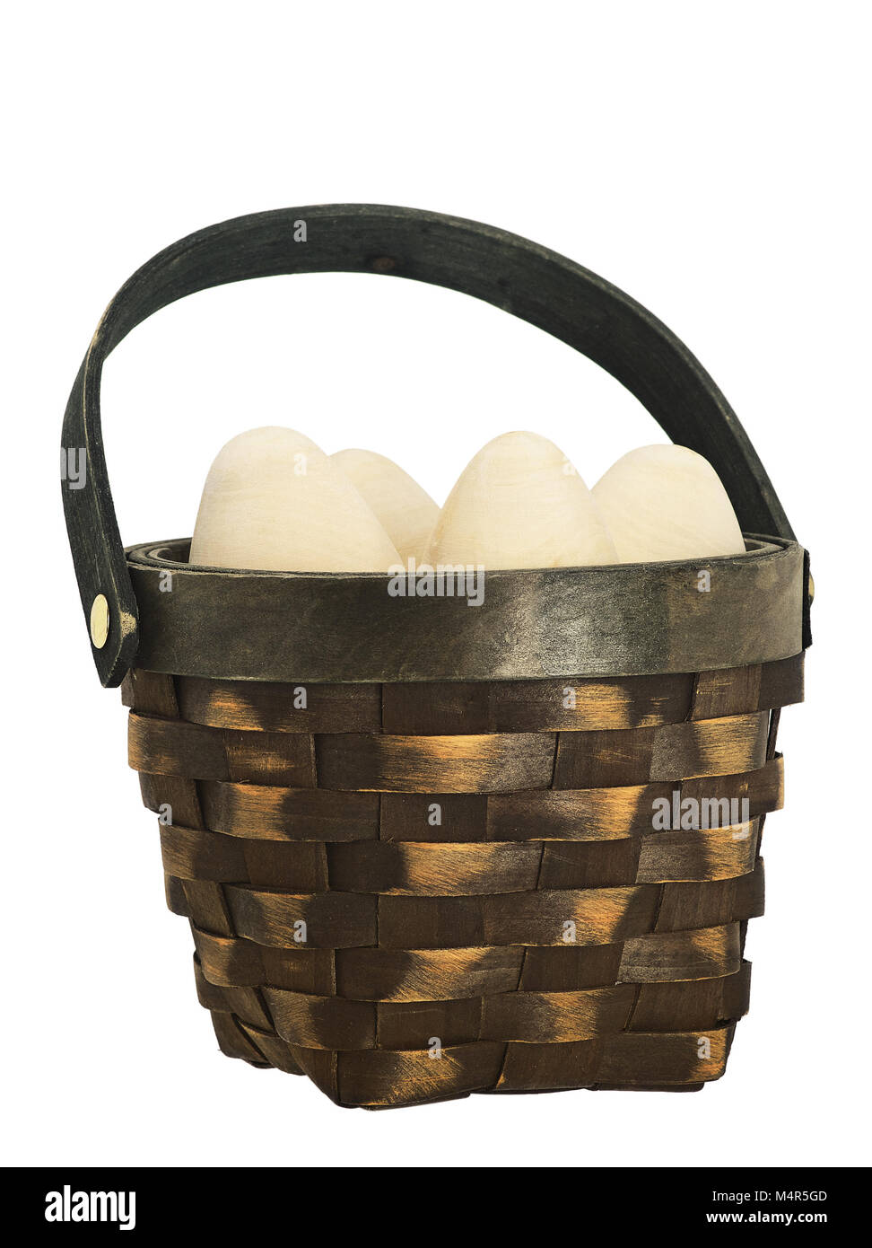 Frohe Ostern. Eier in einem Weidenkorb isoliert. Ente wicker. Holz- Ei. handgefertigte Handwerker. Stockfoto