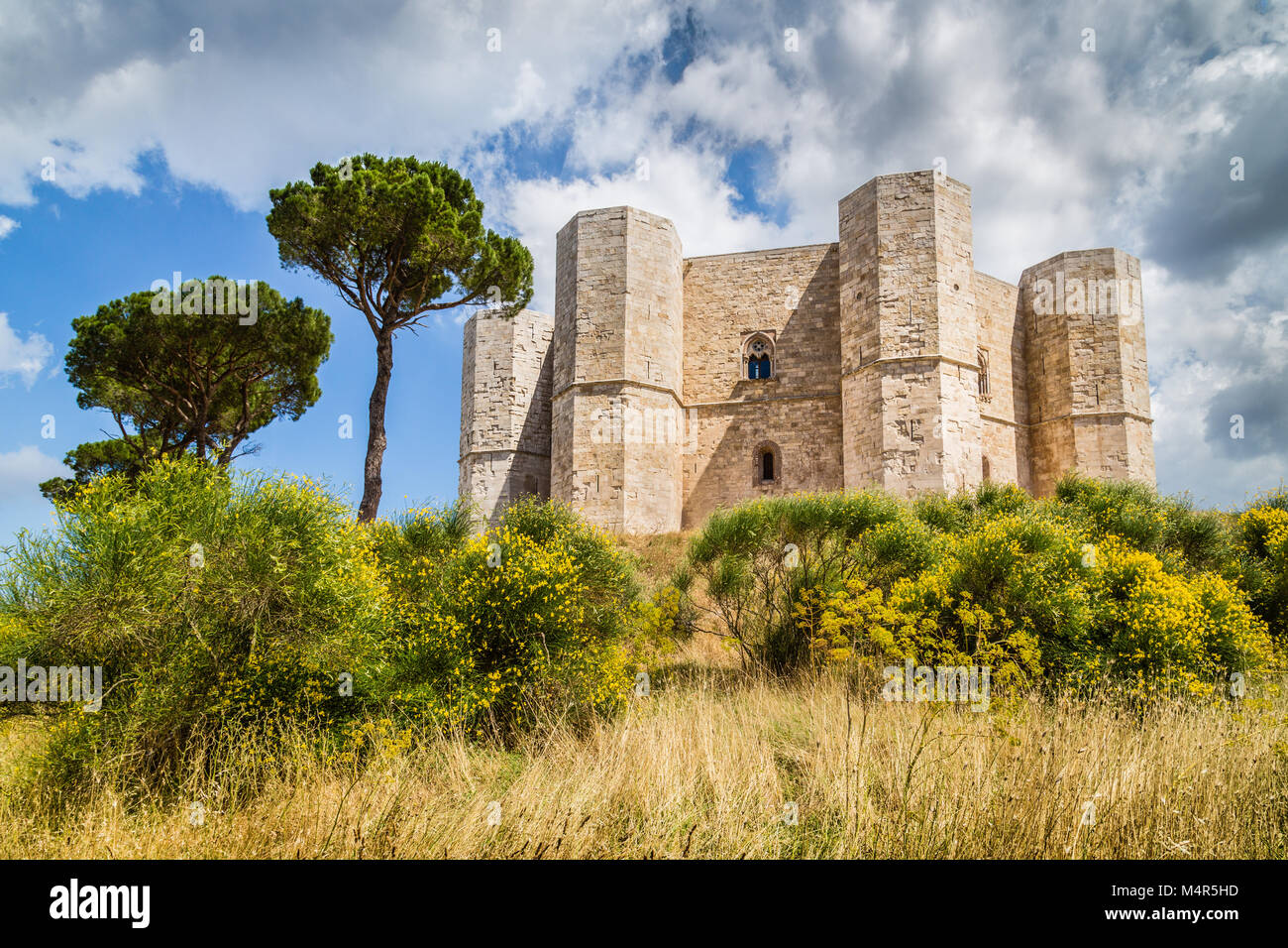 Castel del Monte, der berühmten Burg in achteckiger Form durch die Heiligen Römischen Kaiser Friedrich II. im 13. Jahrhundert in Apulien, Italien Stockfoto