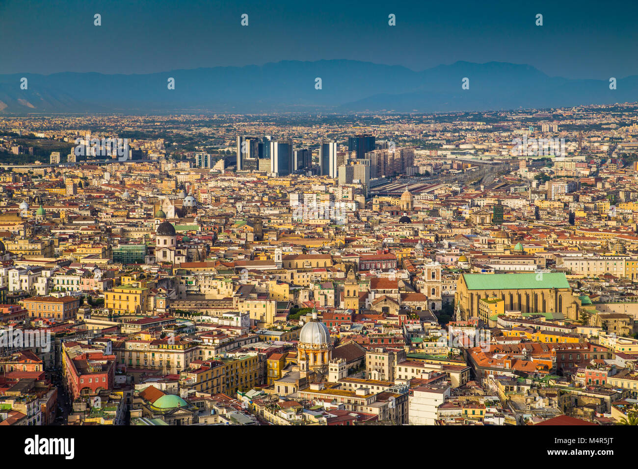 Malerische Postkarte Ansicht der Stadt von Napoli (Neapel) im goldenen Abendlicht bei Sonnenuntergang, Kampanien, Italien Stockfoto