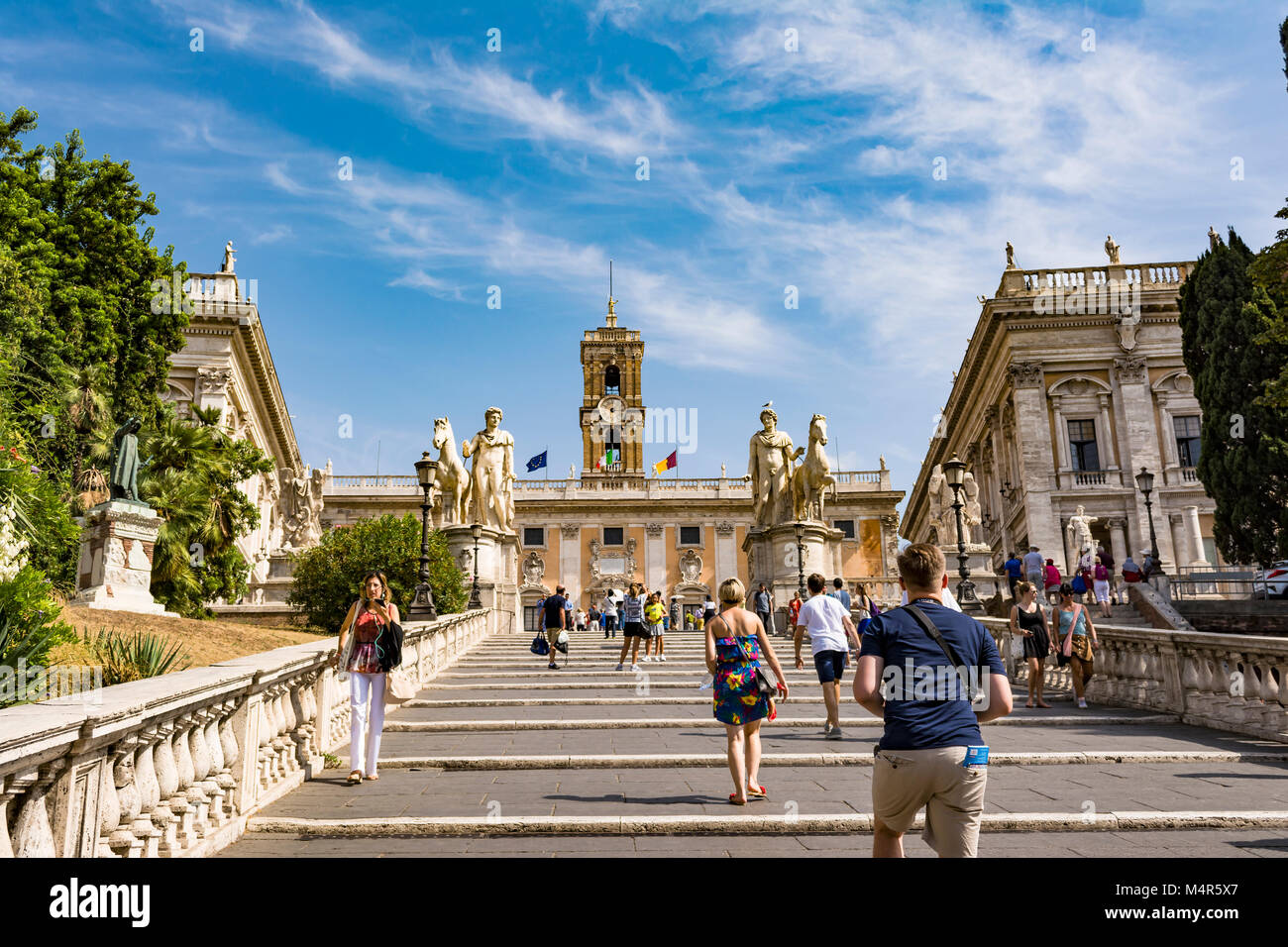 Rom, Italien, 31. AUGUST 2017: Touristen auf Michelangelo Treppen zu Piazza del Campidoglio auf dem Kapitol und dem Palazzo Senatorenpalast, Rom, Italien. Stockfoto