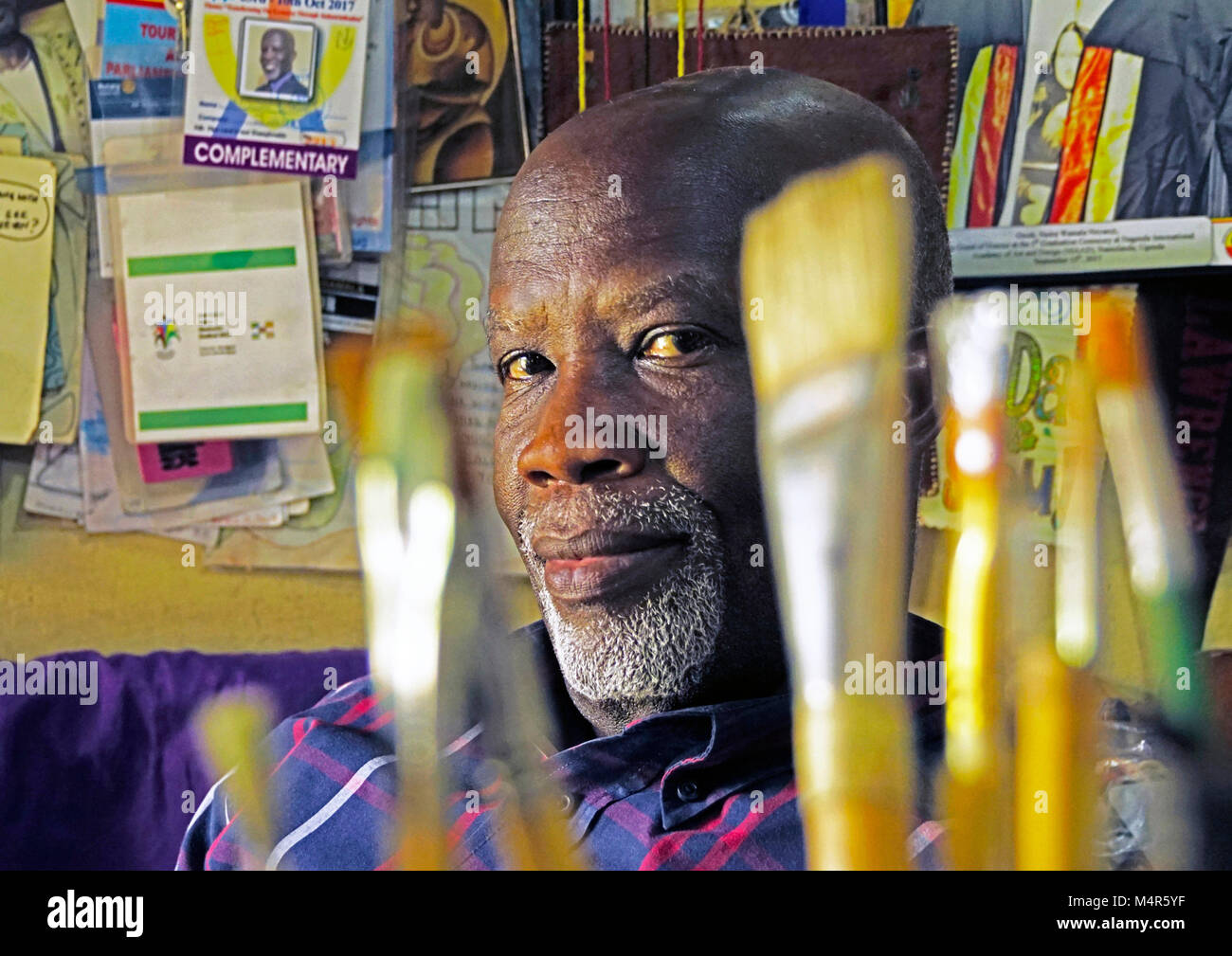 Portrait von bekannten Künstler Nuwa Wamala Nnyanzi in seinem Atelier Galerie 3d Art & Cultural Village in Kampala, Uganda. Stockfoto