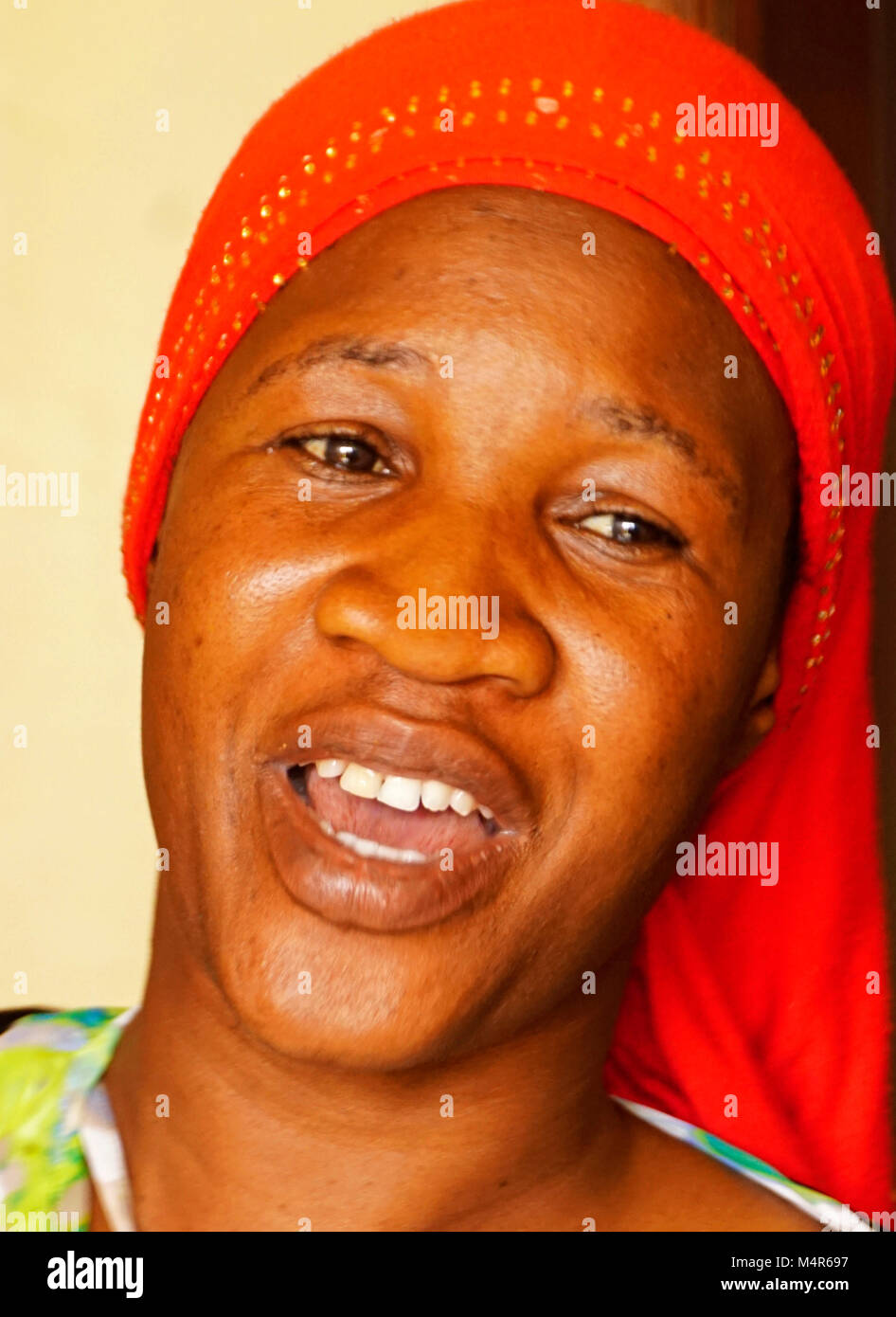 Portrait der mittleren Klasse Frau in Kampala. Stockfoto