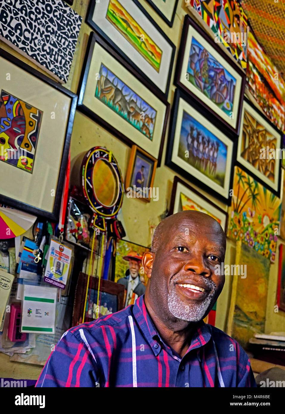 Portrait von bekannten Künstler Nuwa Wamala Nnyanzi in seinem Atelier Galerie 3D Art & Cultural Village in Kampala, Uganda. Stockfoto