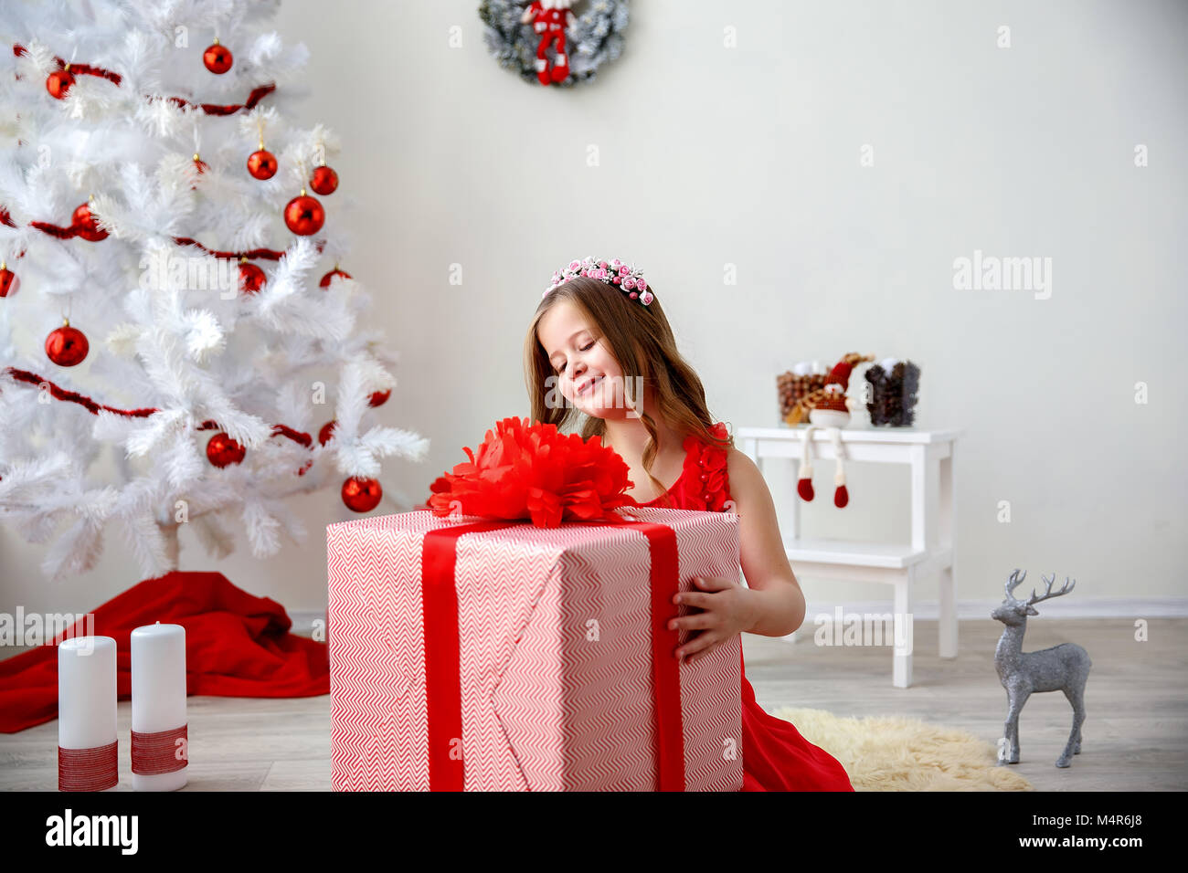 Portrait von kleinen niedlichen Mädchen mit Weihnachtsgeschenk. Mit selektiven Fokus erschossen. Stockfoto