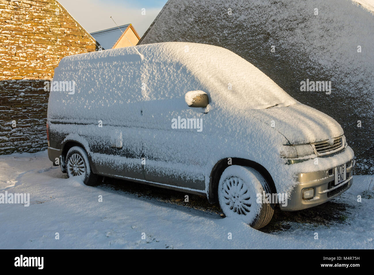 Ein Mazda Bongo Kraftfahrzeug mit Schnee im Dorf Mey, Caithness, Schottland, UK verputzt. Stockfoto