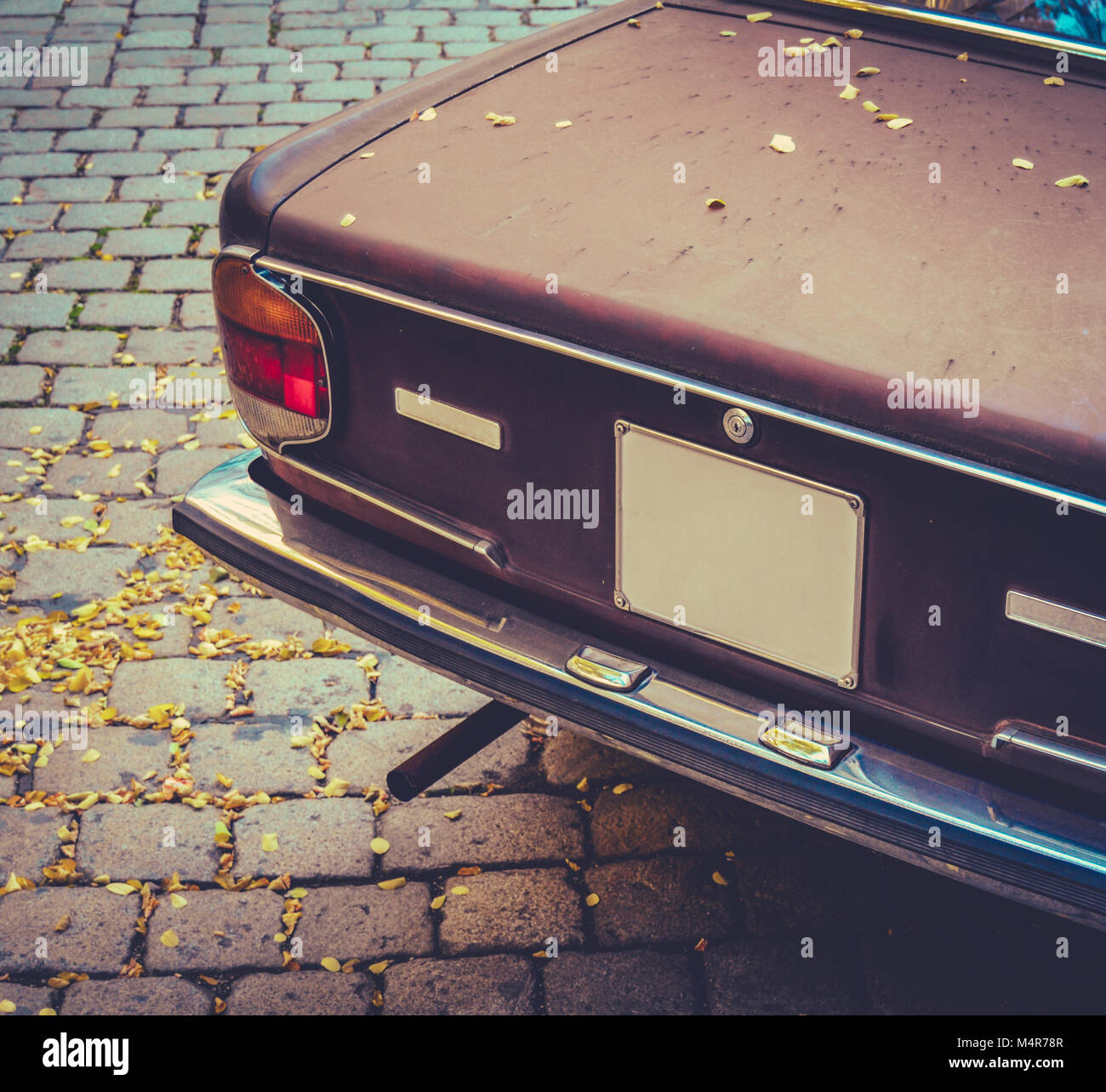 Im Retrostil Detail einer braunen 70er Jahre Auto auf einer Europäischen Straße mit Kopfsteinpflaster Stockfoto