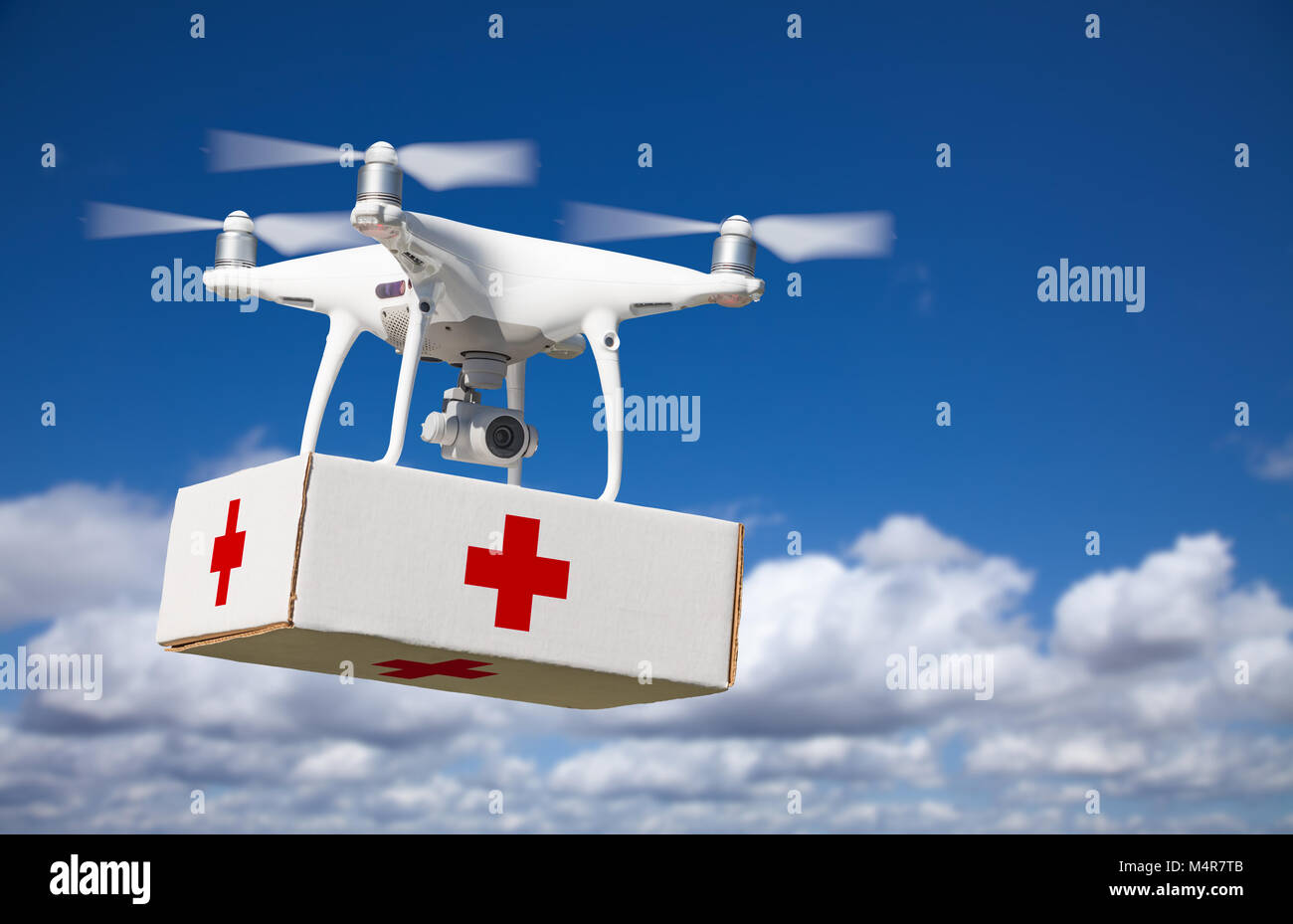 Unmanned Aircraft Systems (UAS) Quadcopter Drone mit Erste Hilfe Paket in der Luft. Stockfoto